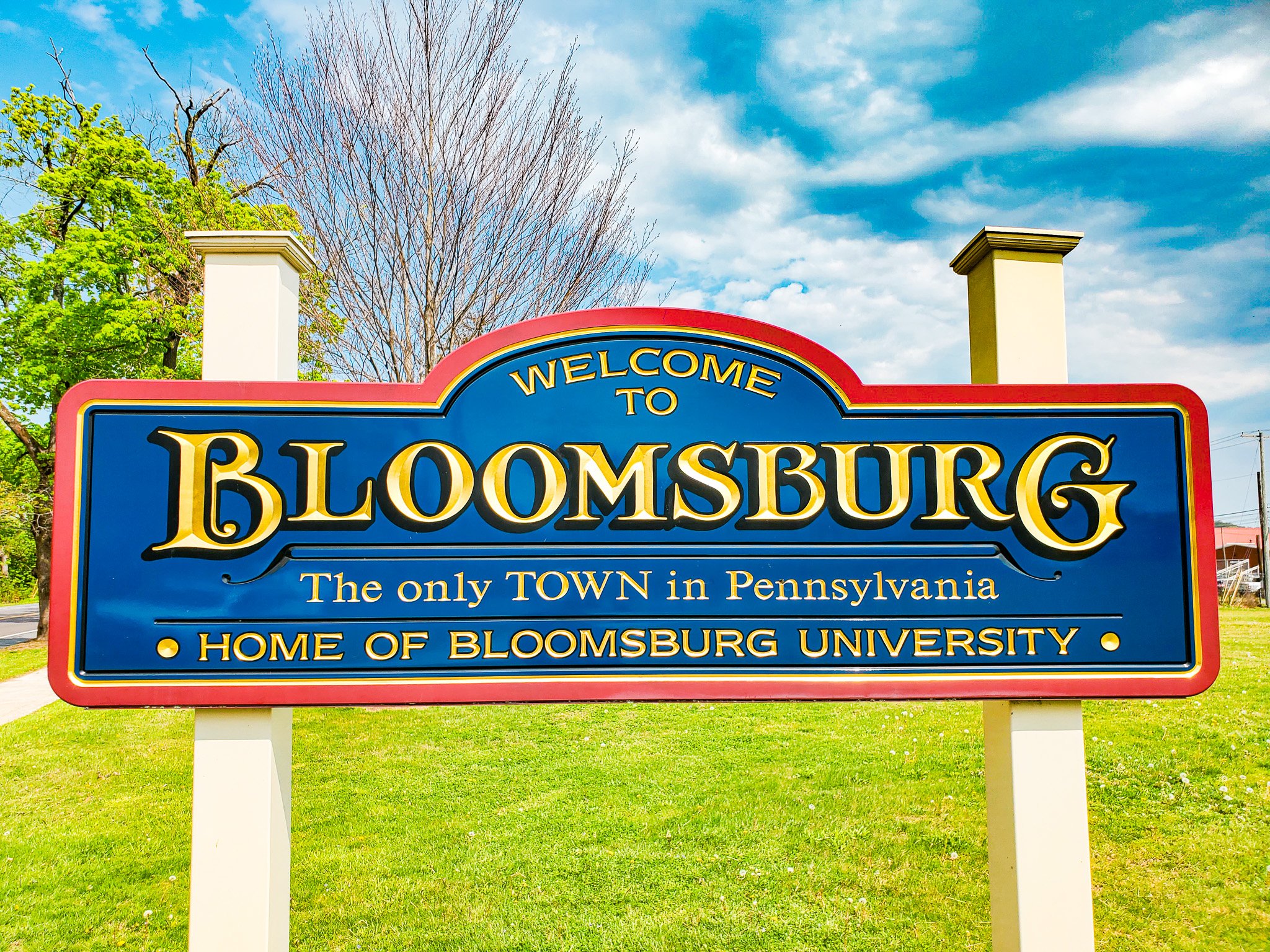 Bloomsburg PA welcome sign close up.jpg