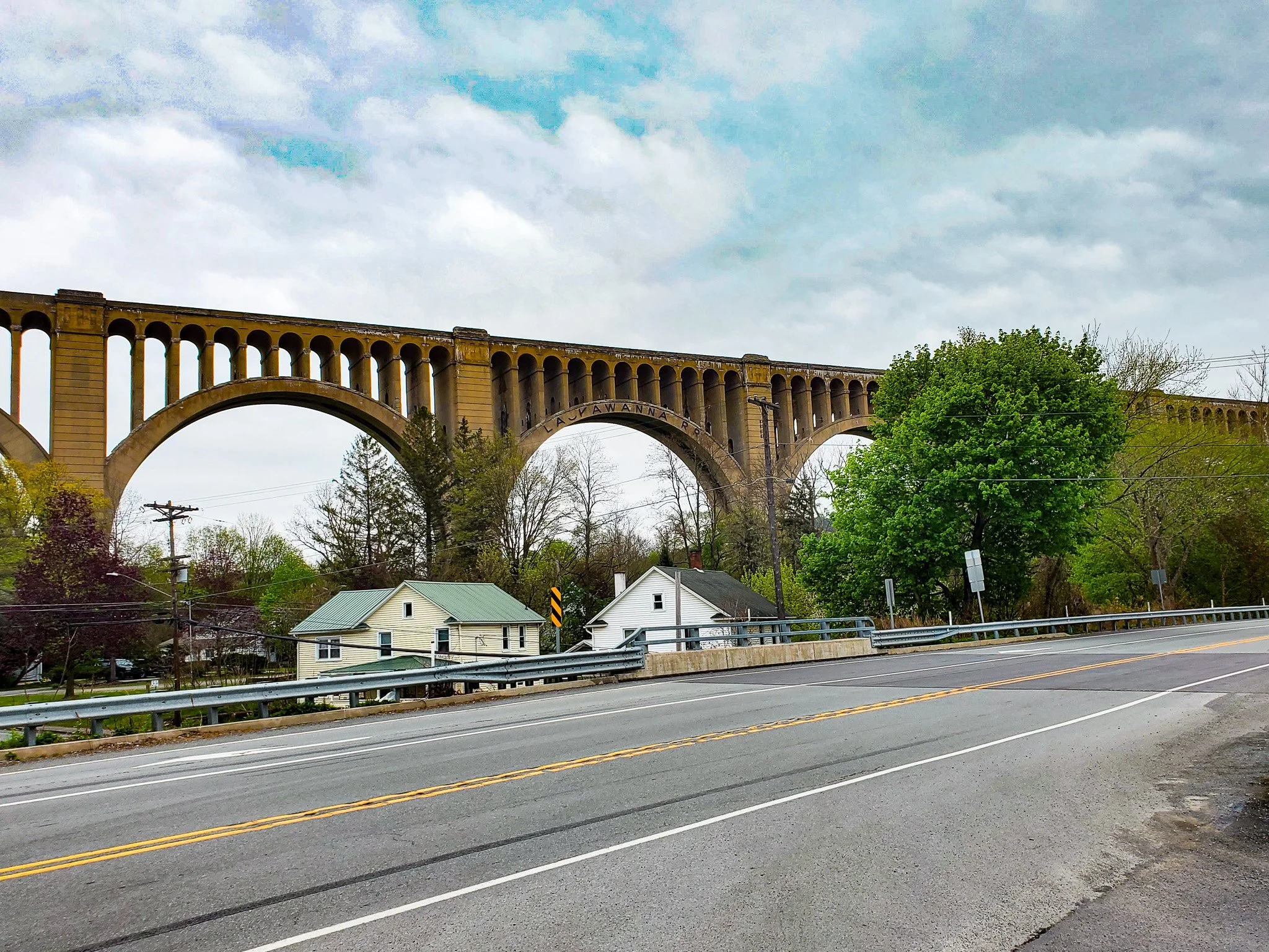 Tunkhannock Viaduct with three arches Nicholson PA.jpg