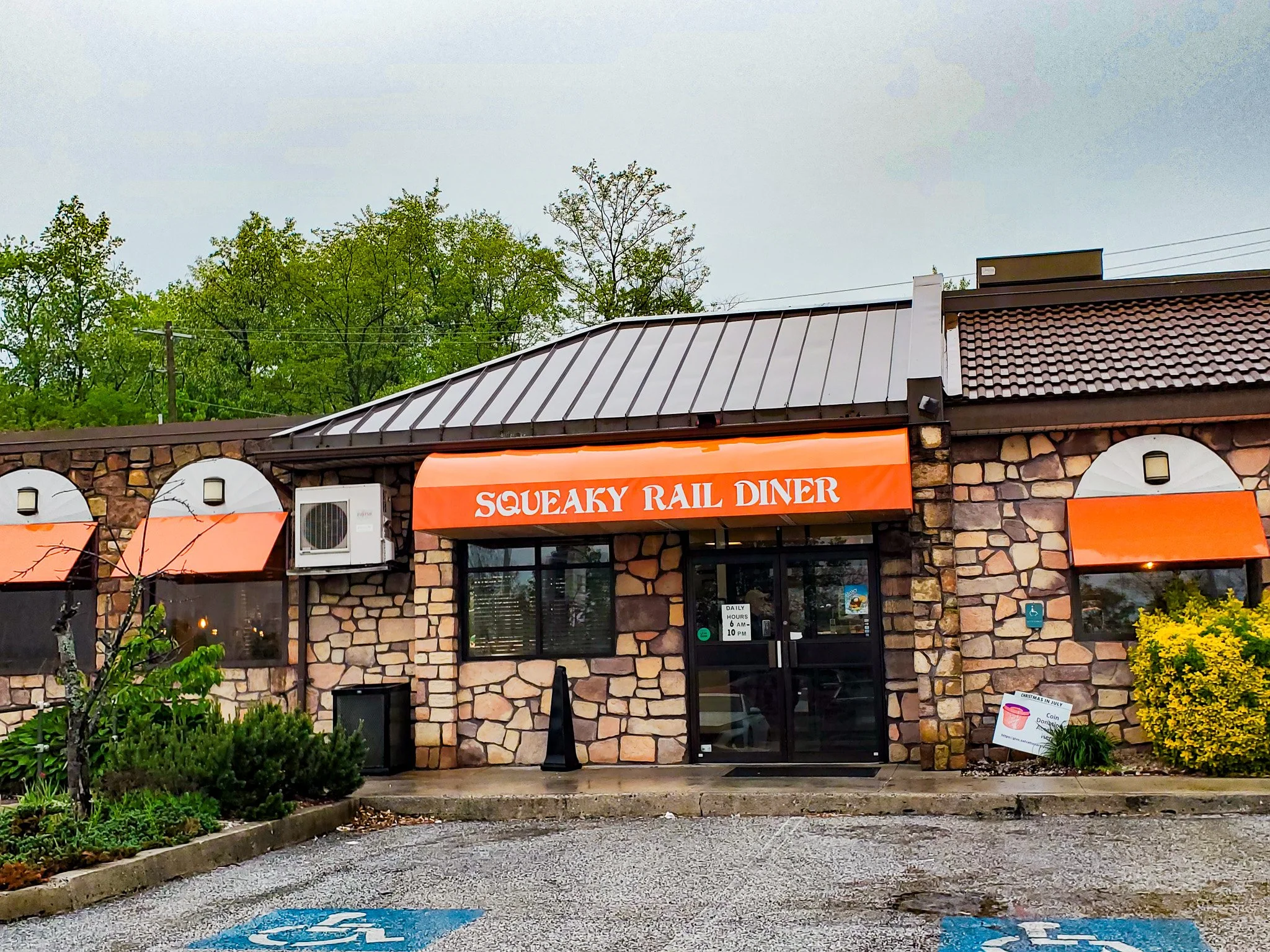 Squeaky Rail Diner building Enola PA.jpg