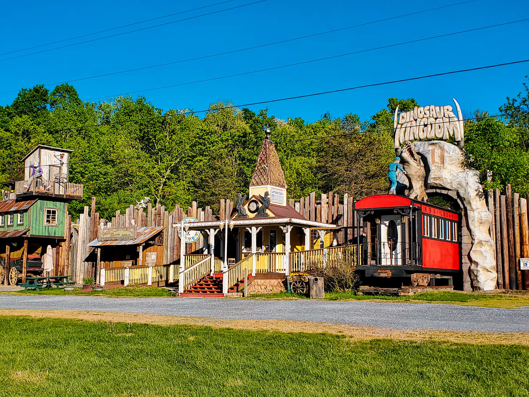 Dinosaur Kingdom front Natural Bridge VA.jpg