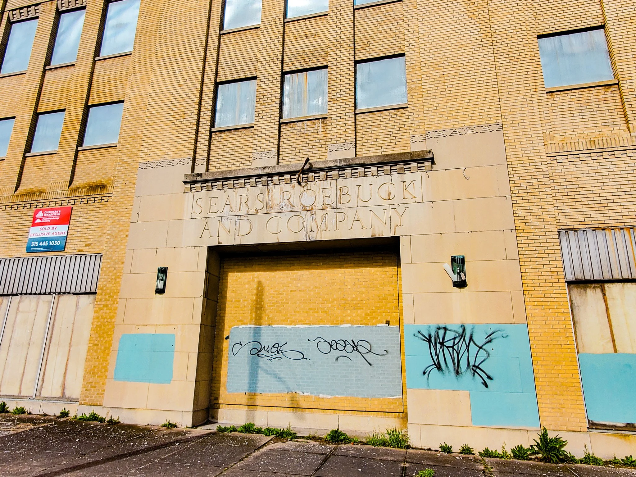 Sears building entrance Syracuse NY.jpg