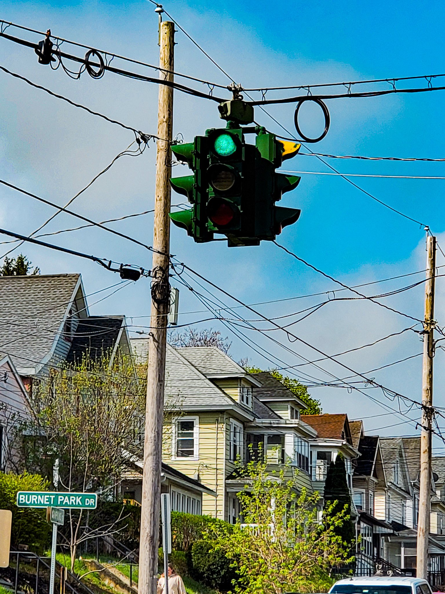 Traffic light green on top at Syracuse NY.jpg