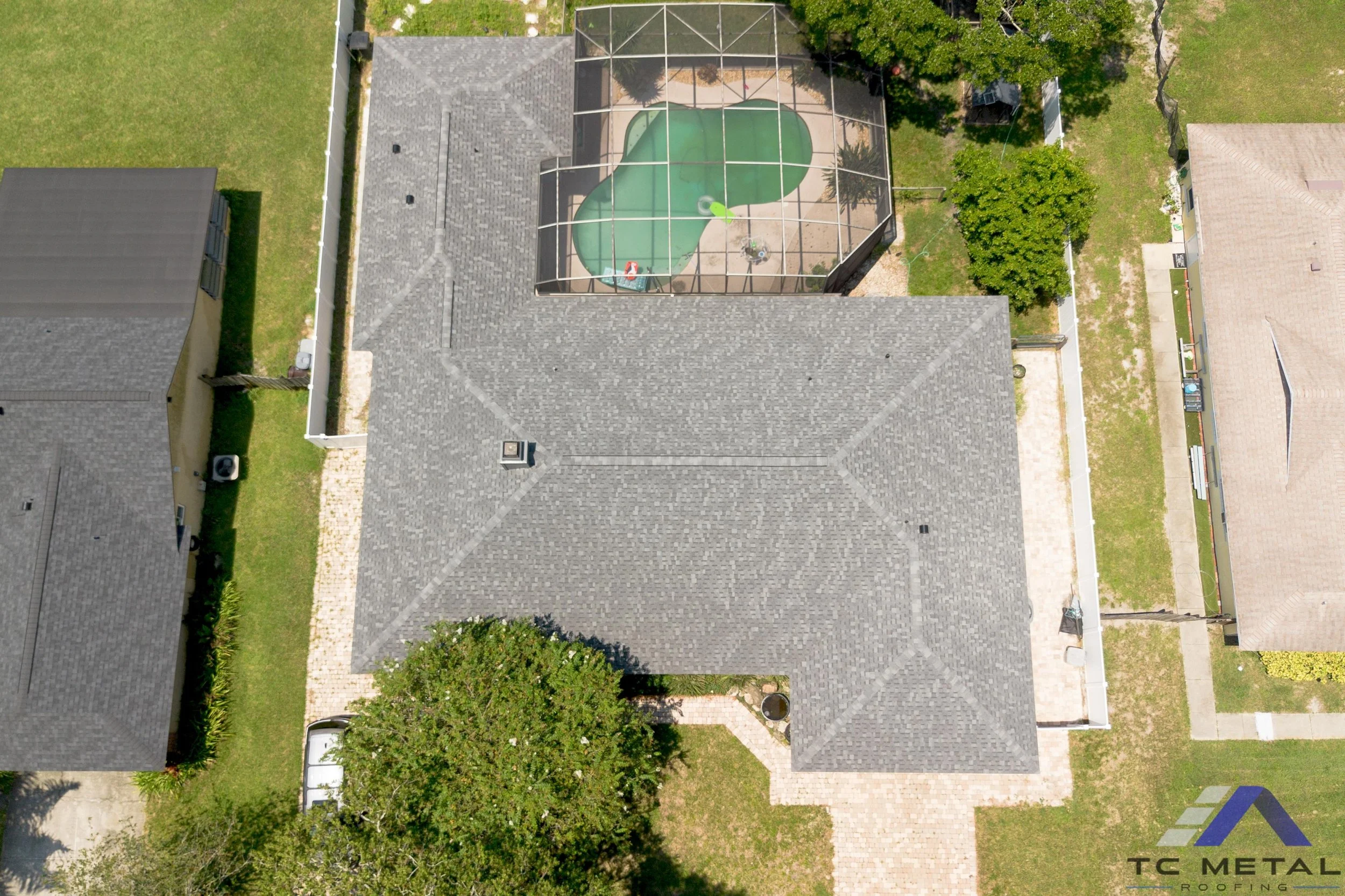 Shingle roof in charcoal gray.jpg