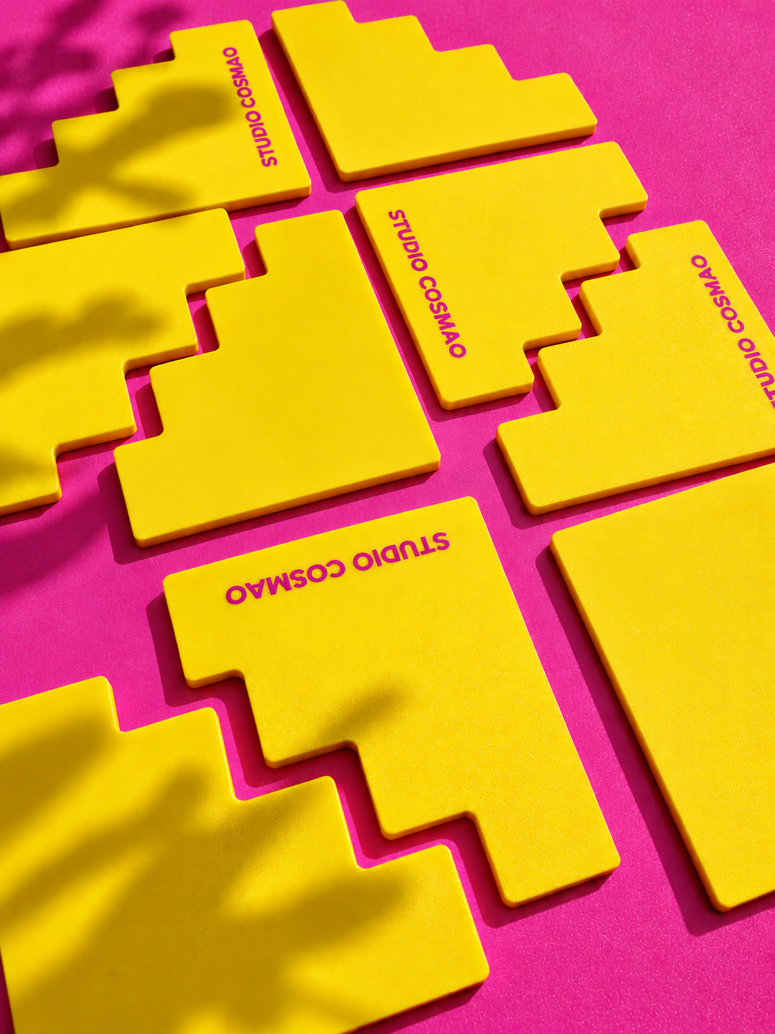 Tuiles jaunes Studio Cosmao sur fond rose.png
