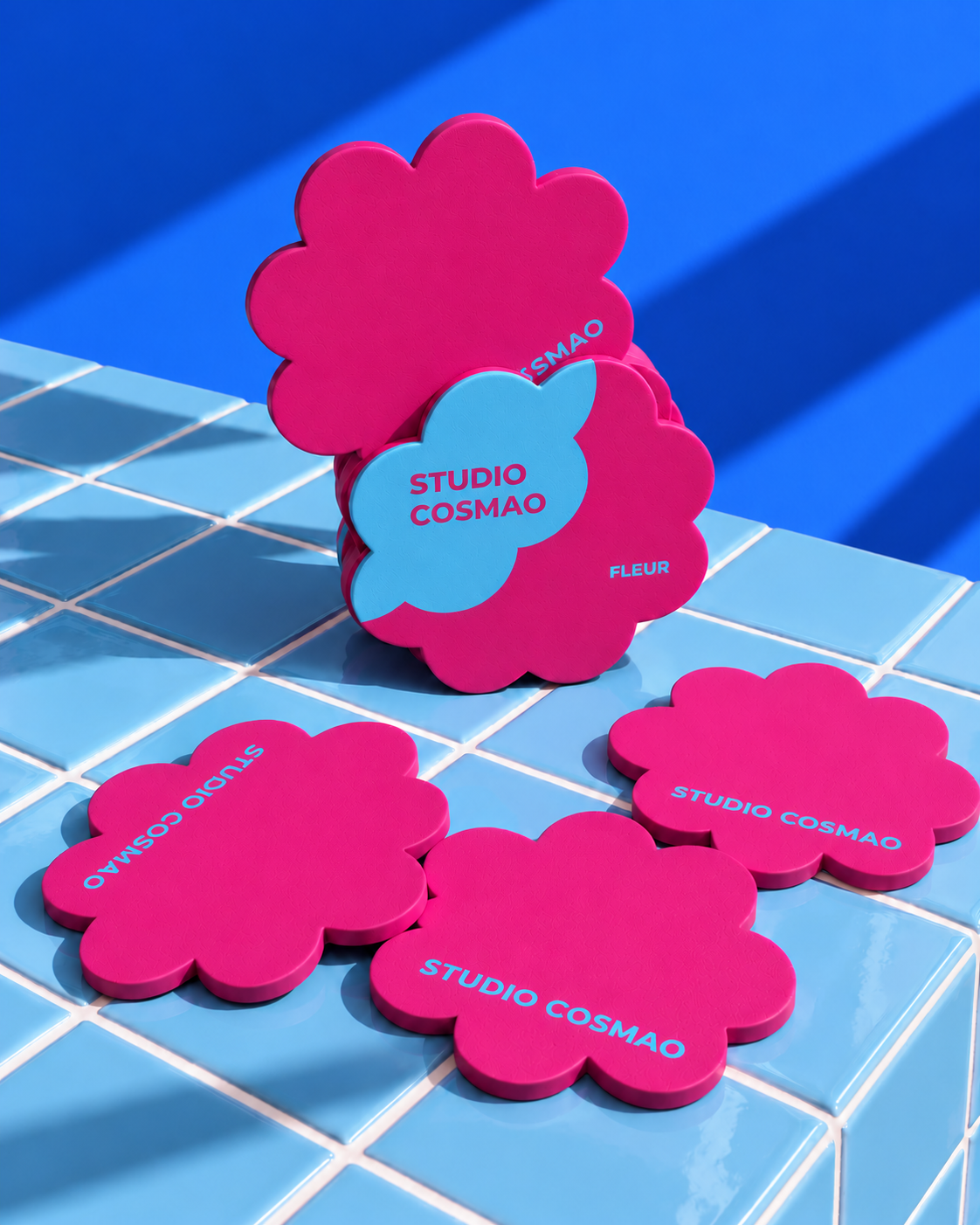 Fleurs graphiques sur carrelage bleu.png