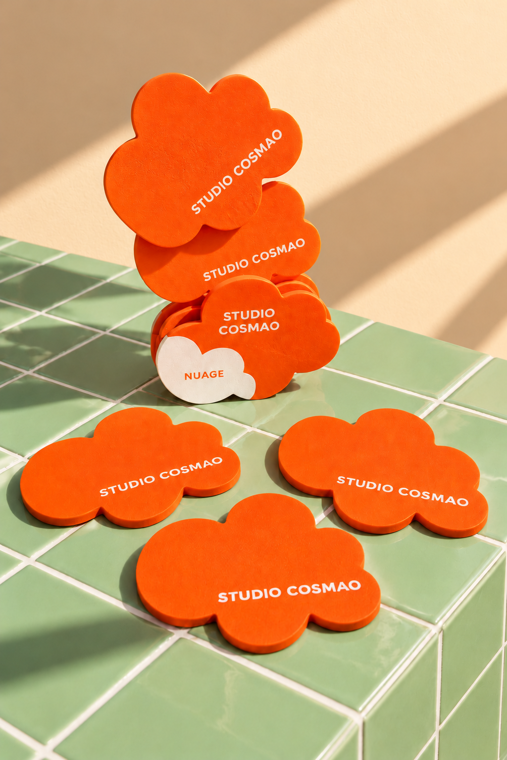 Objets nuage orange sur carrelage vert.png