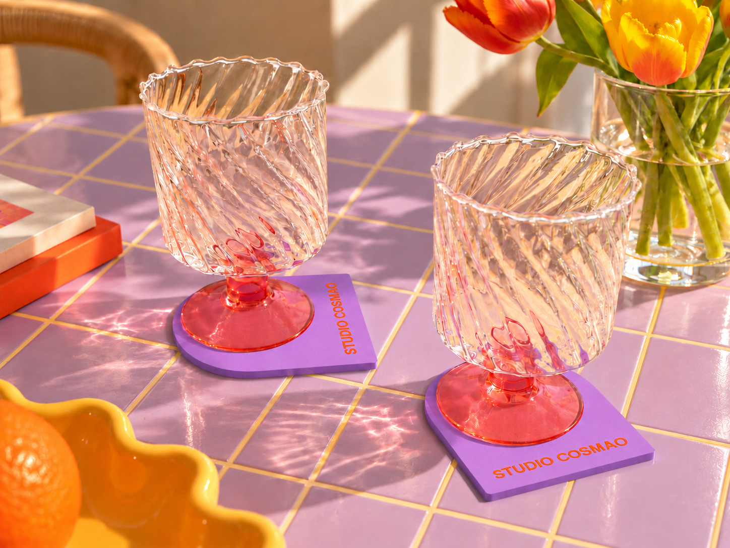 Nature morte ensoleillée aux tulipes et verres torsadés.png