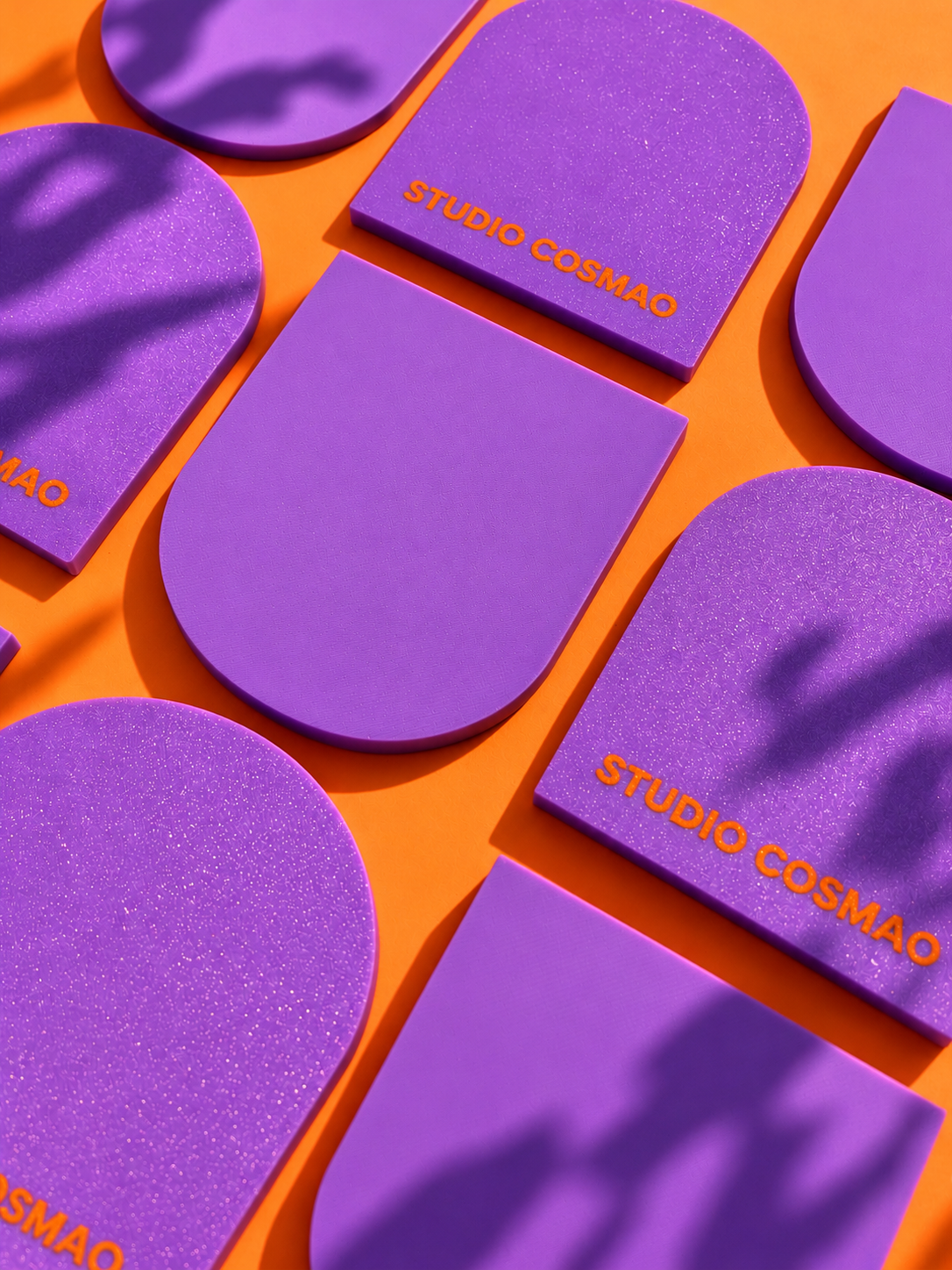 Carrelage violet Studio Cosmao sur fond orange.png