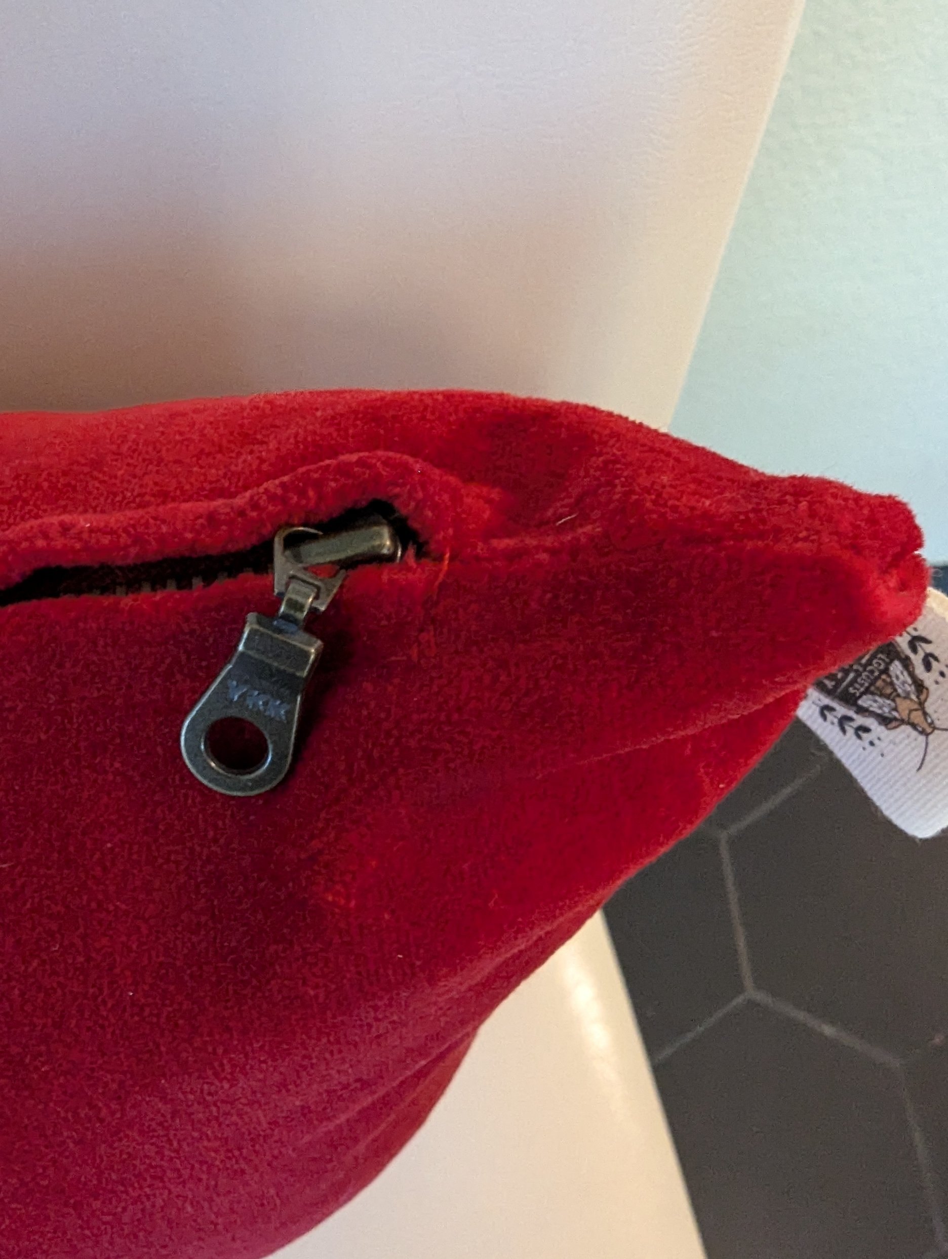 Red pillow Zipper.jpg