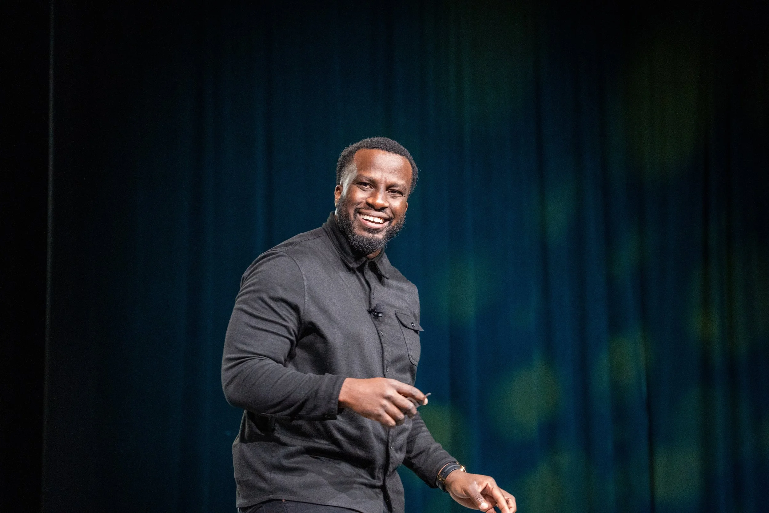 Motivational Speaker vs. Transformational Keynote Speaker: What's the Difference?