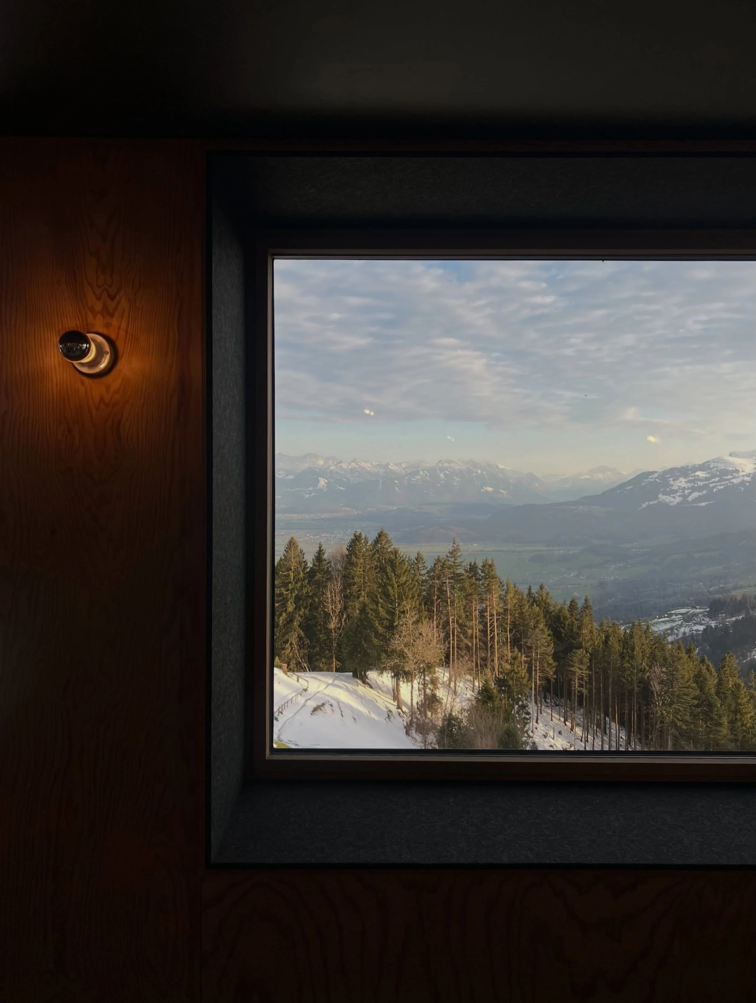 Architecture that connects us with nature.

A window opening up to the landscape. A view that reaches beyond the walls, allowing the eyes to wander and the mind to slow down.

Sometimes, simply looking out into the distance, taking in the trees, the 