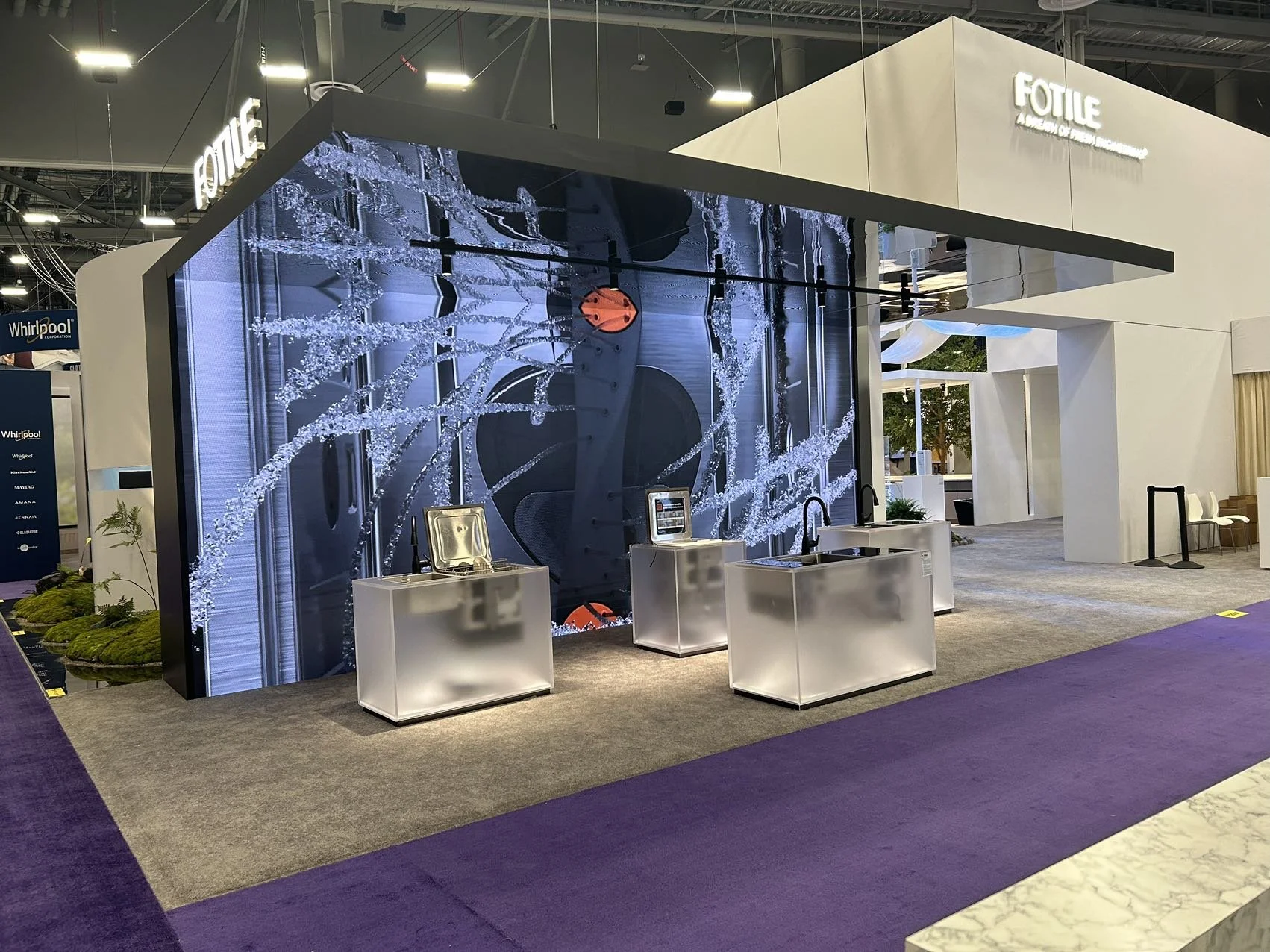 P2.6 LED wall with mirror canopy_2024.jpg