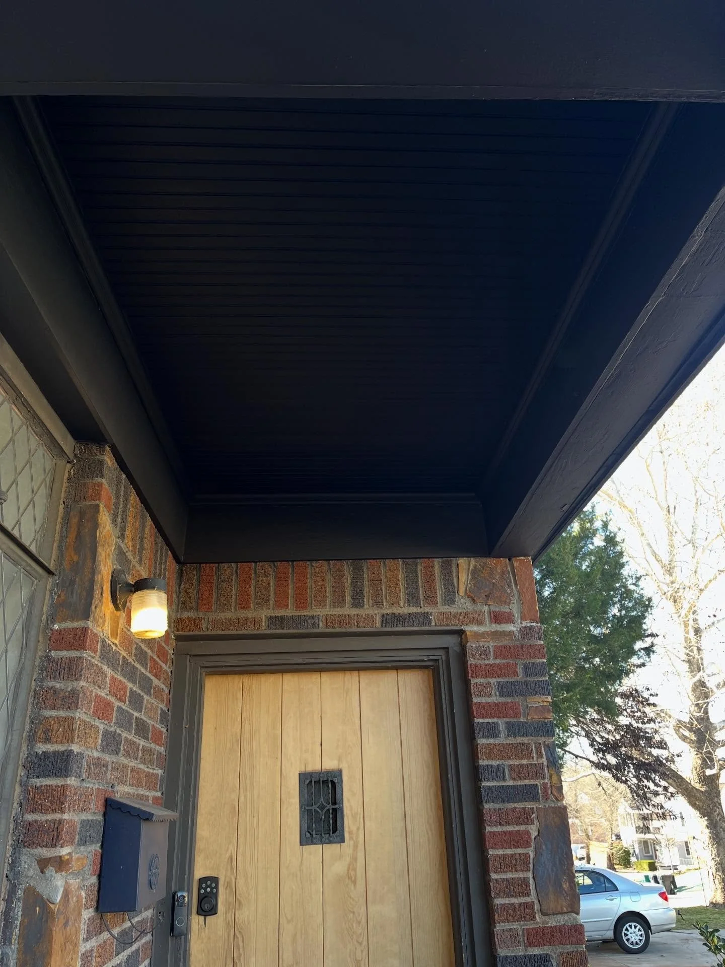 🏠Beautiful soffit transformation on this front porch. More photos of this house to come soon! #sherwinwilliams #blackmagic #okc #local #oklahoma