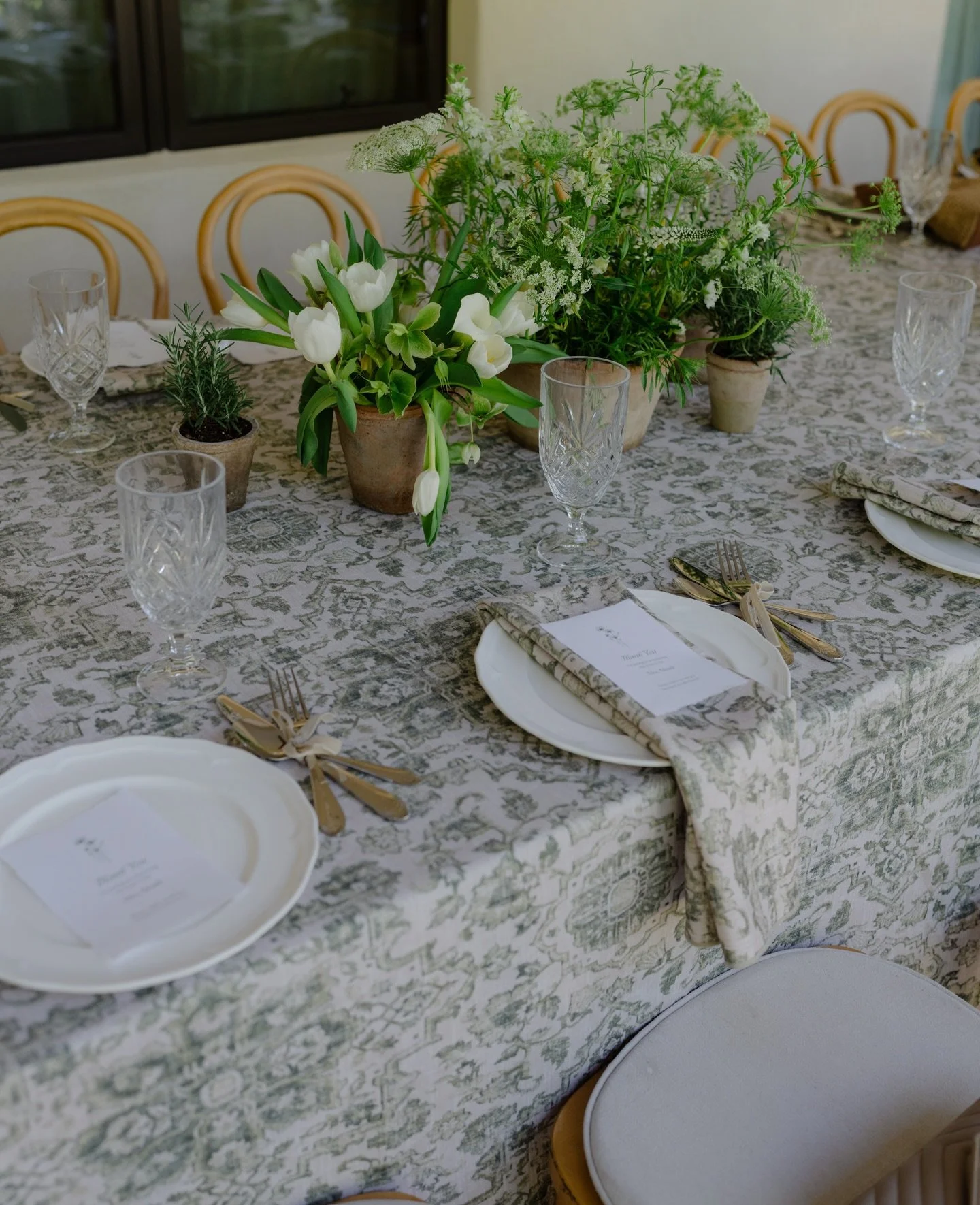 Jamie&rsquo;s BEAUTIFUL backyard Bridal Shower 🤍✨🧚🏼 How perfect was everything ? 
From the decor to the linens to the florals to the BRIDE 🤍