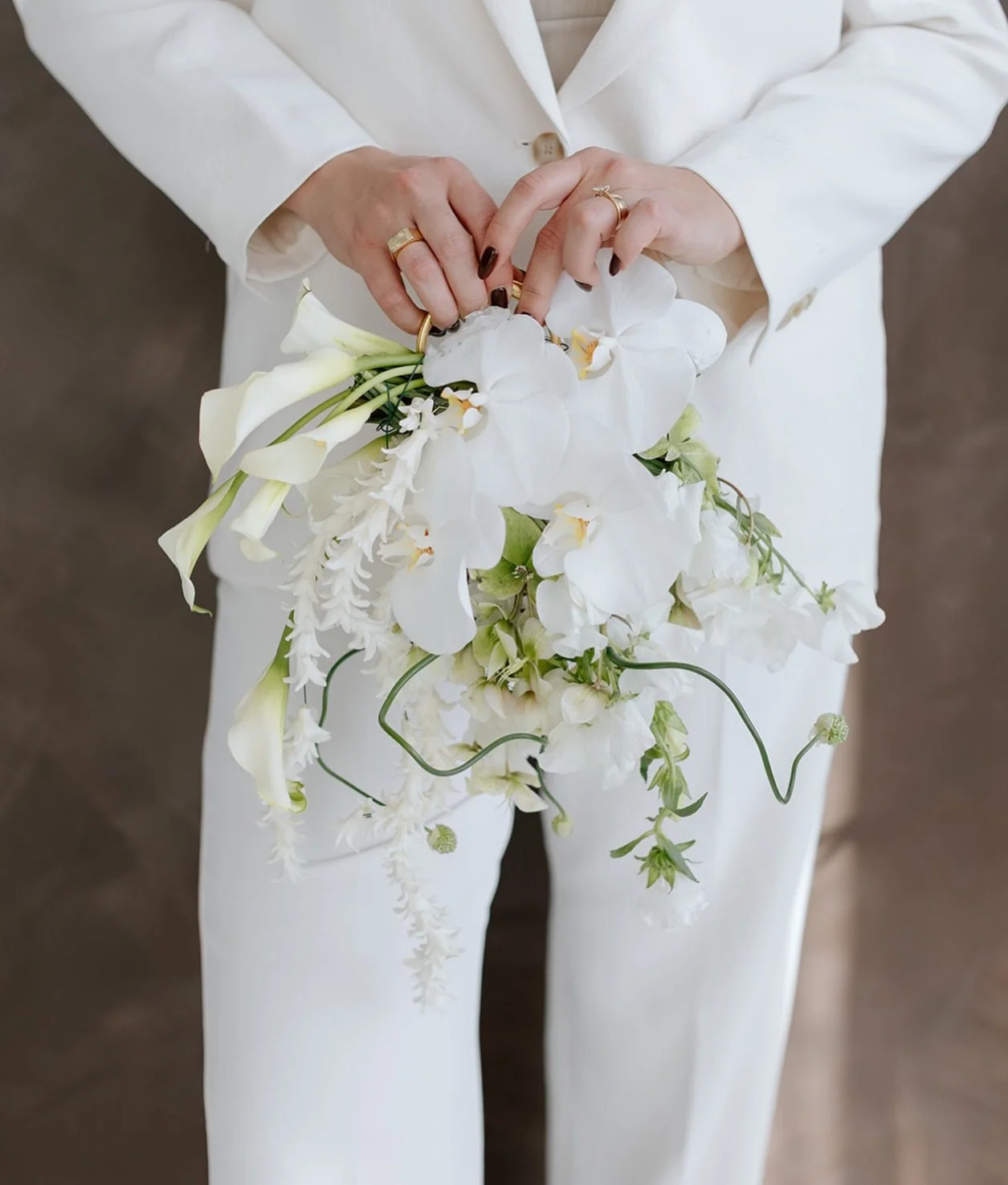 Florals~ styled with feeling. 
A modern take on a bridal bouquet. Part purse/ part bouquet 🌸