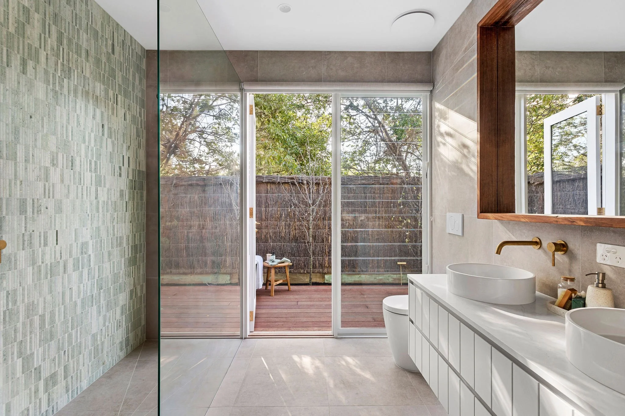 06 - Main Ensuite.jpg
