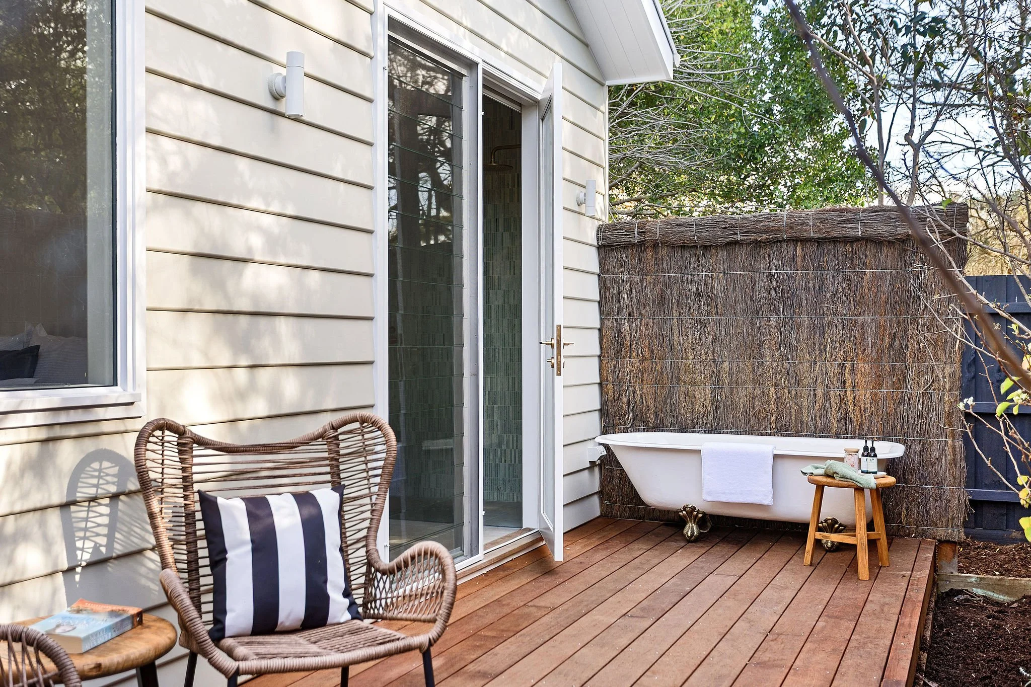 07 - Outdoor Clawfoot Bath.jpg