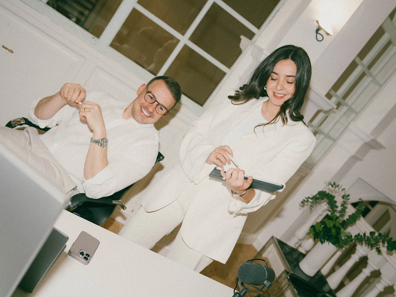 Kadir Su und Melike Mesin bei der gemeinsamen strategischen Arbeit mit Tablet und Laptop