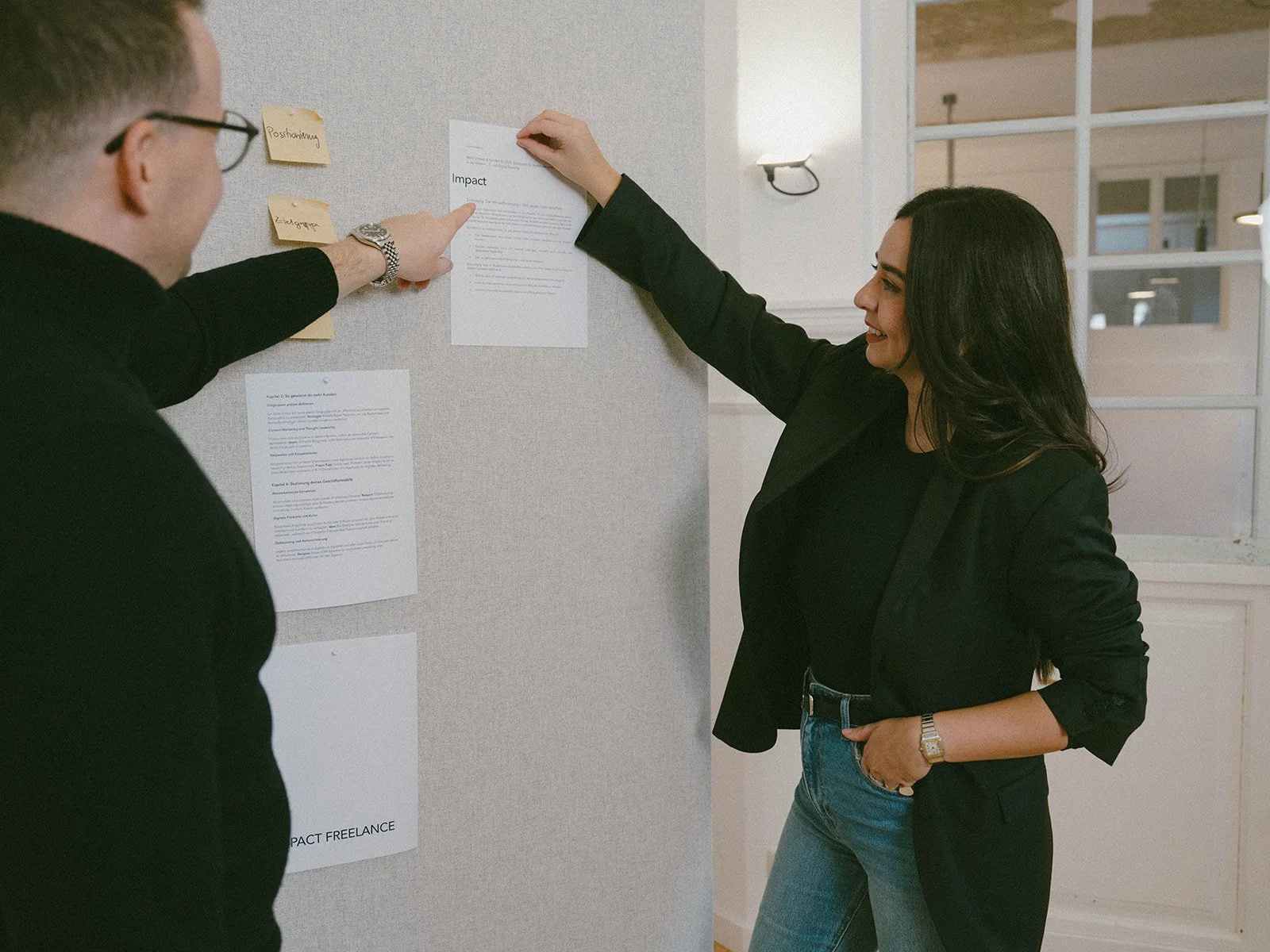 Melike Mesin und Kadir Su bei der gemeinsamen Arbeit an Positionierung und Strategiedokumenten