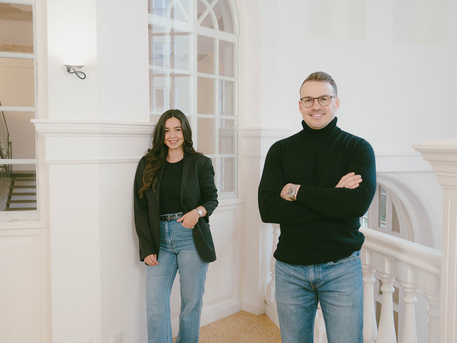 Kadir Su und Melike Mesin in einem hellen Innenraum für Kundengewinnung im Webdesign