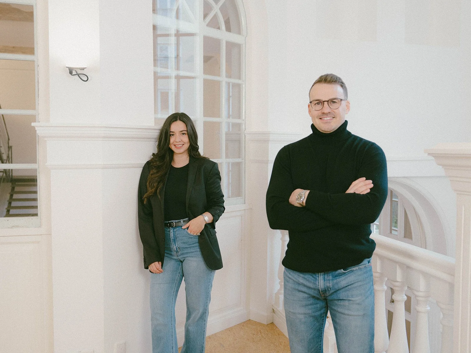 Kadir Su und Melike Mesin in einem hellen Innenraum für Kundengewinnung im Webdesign