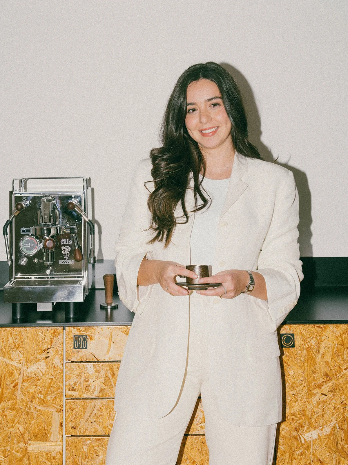 Melike Mesin als Beraterin für strategische Neukundengewinnung in heller Umgebung