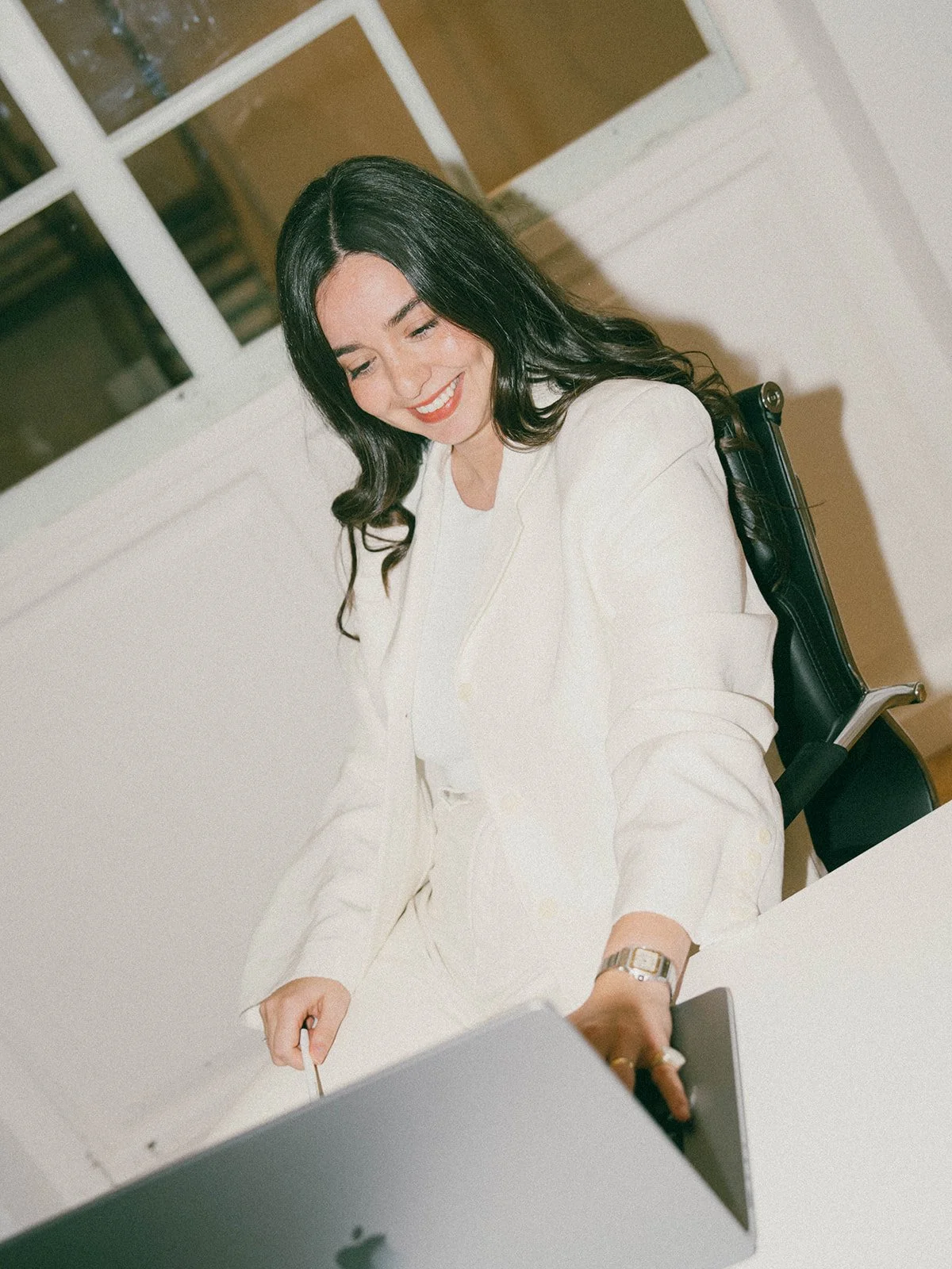 Melike Mesin bei einem Strategiegespräch im Büro