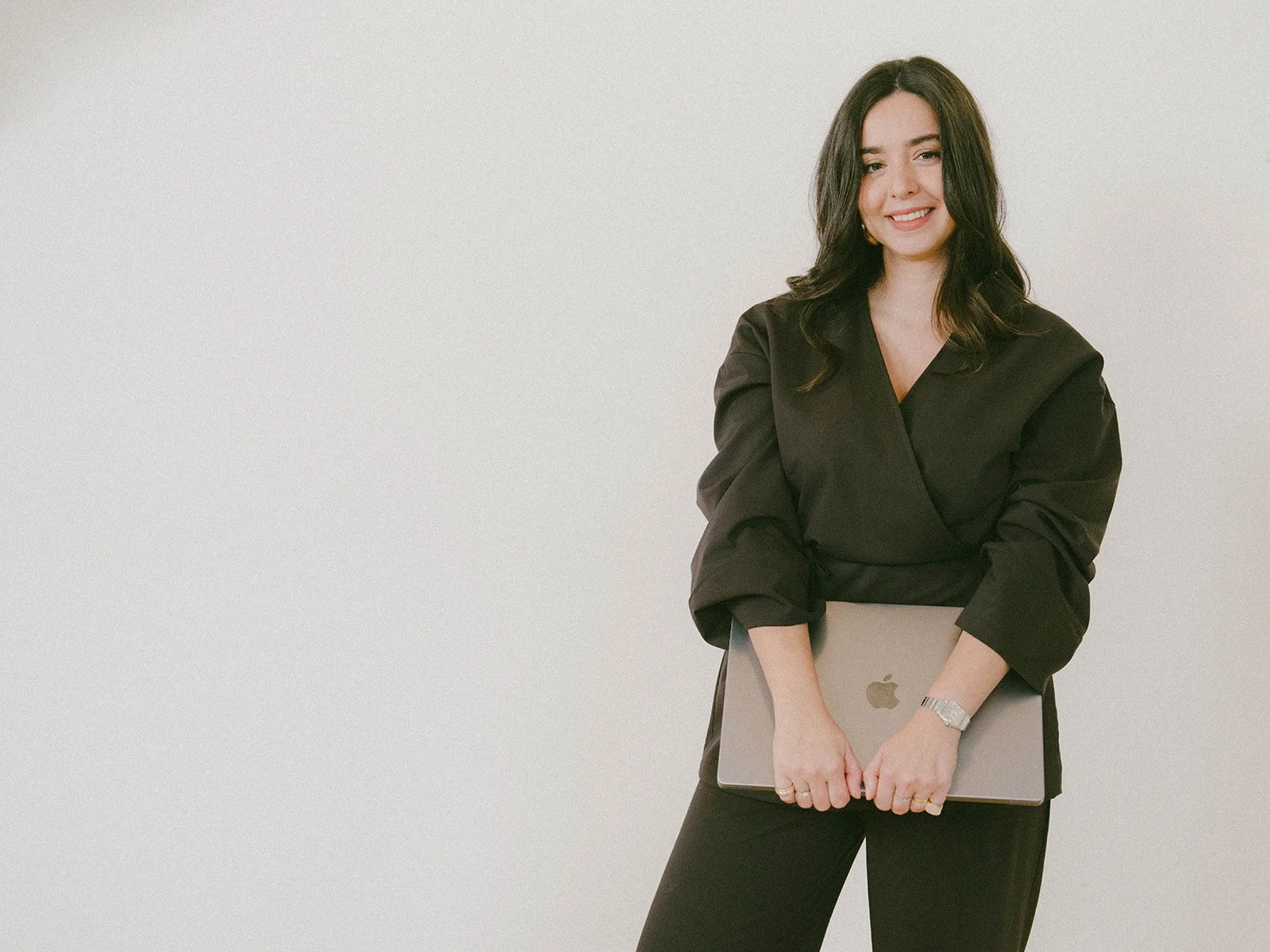 Melike Mesin mit Laptop für LinkedIn-Neukundengewinnung in heller Studio-Umgebung