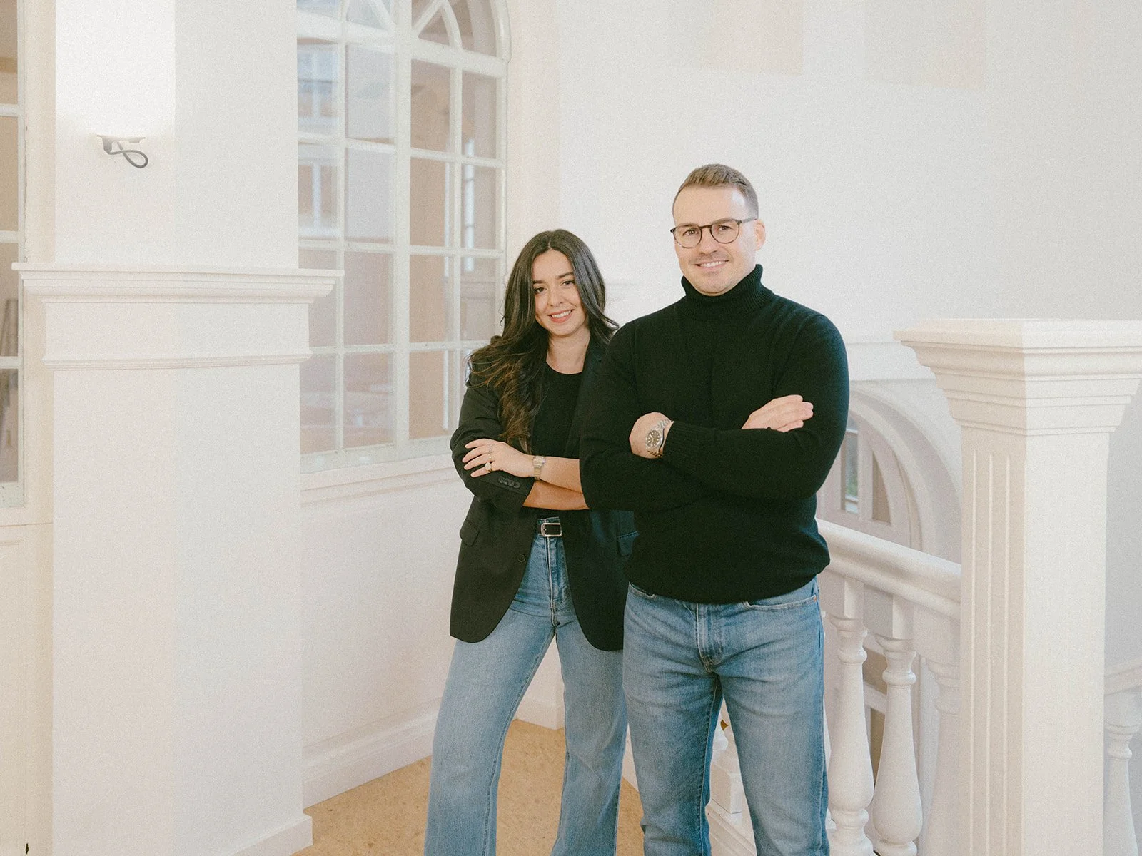 Kadir Su und Melike Mesin in einem hellen Innenraum