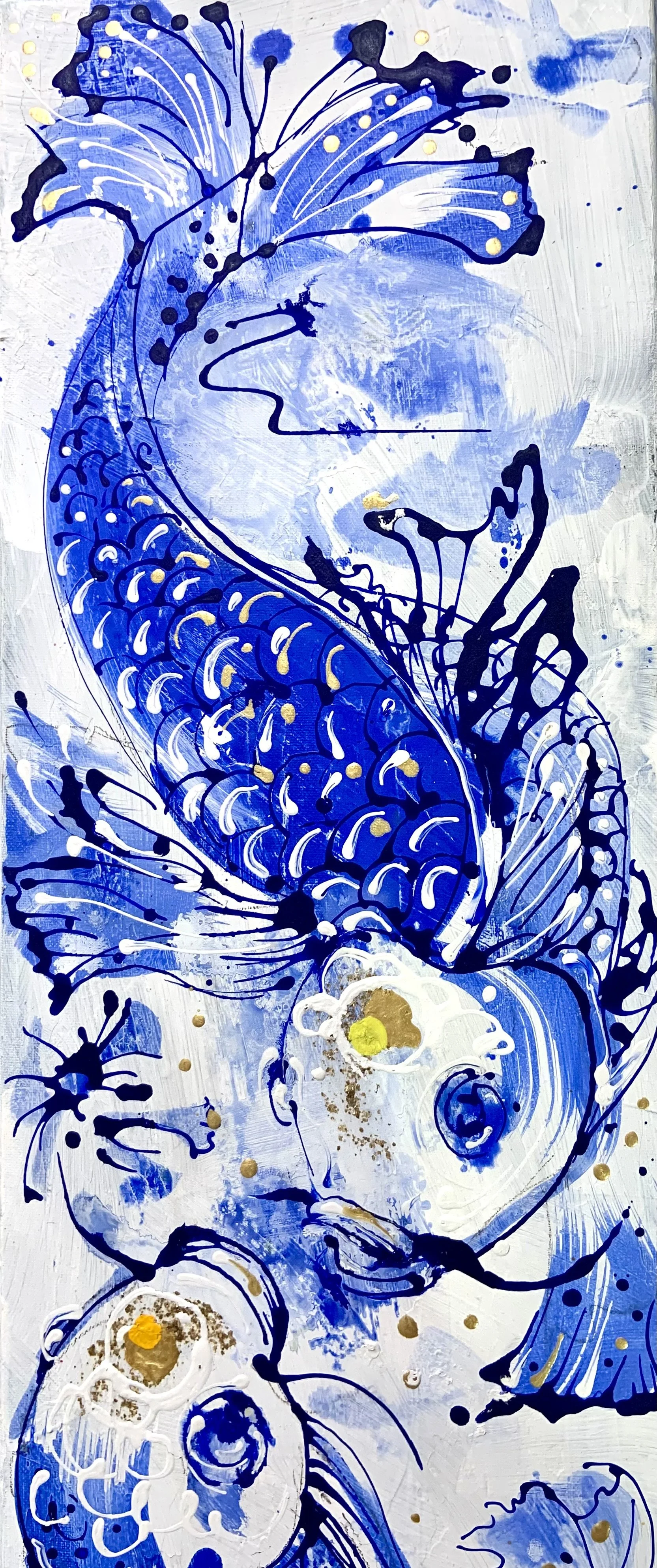 Abstrakt maleri af blå og hvid farve med sorte og guldfulde detaljer, der skaber en sommerfugl-lignende form.