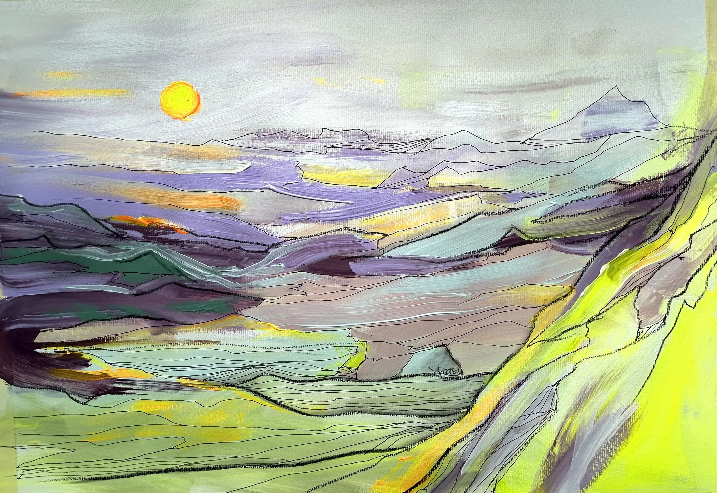 Et farvelagt landskab med pyramideformet bjerg i baggrunden, grønne marker i forgrunden, bølgende bakker, sol i himlen og lyse nuancer.