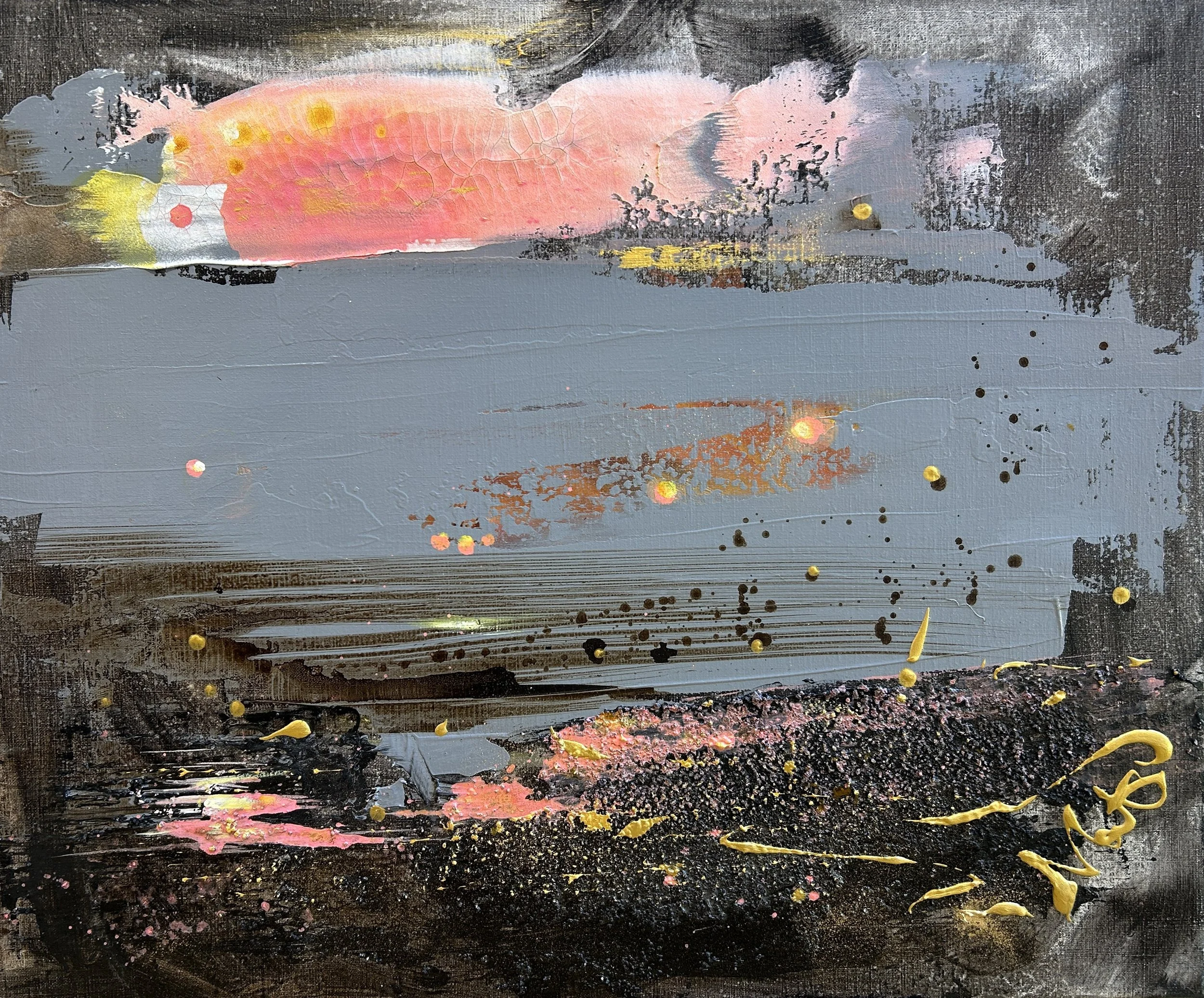 Abstrakt maleri med mørke, grå, sorte, pink, gule, og blå nuancer med teksturer og tilfældige malestreger.