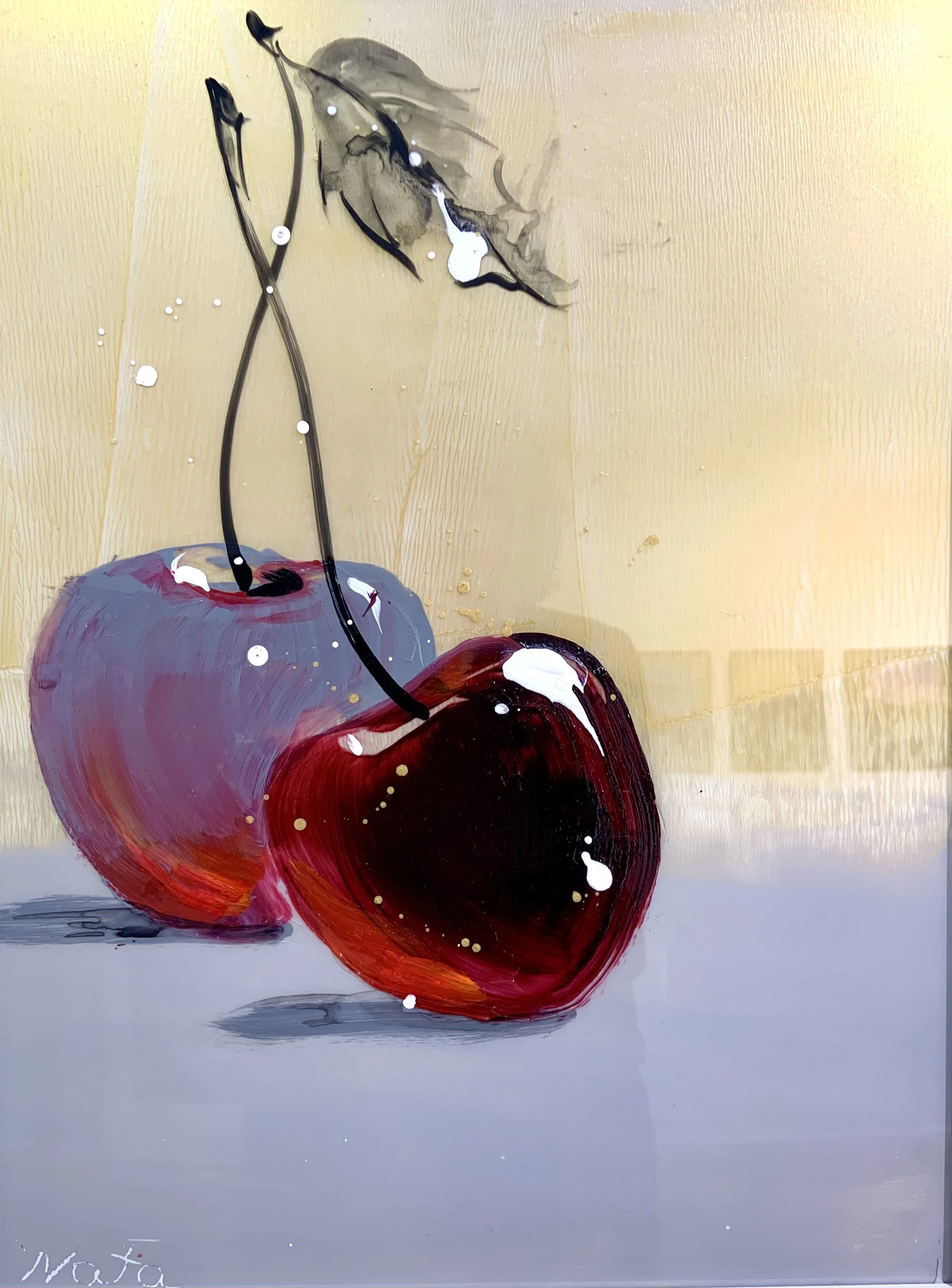 En maleri af to kirsebær, ét blåligt og ét rødt, med sorte stilke, på en grå overflade mod en gul baggrund.