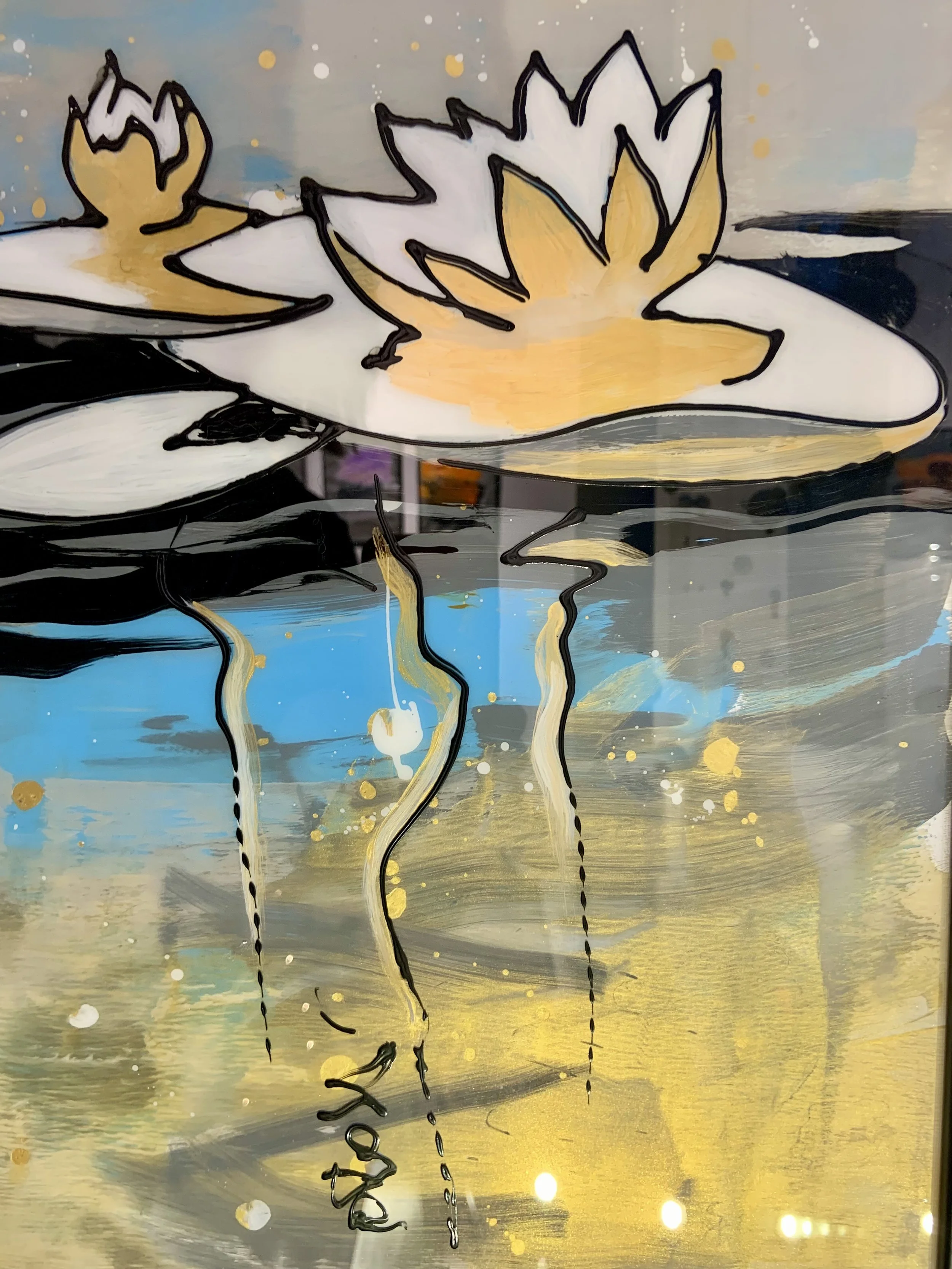 Maleri af kalklar med blomsterlignende former i gule, hvide og sorte nuancer, refleksioner i vand og abstrakte blå og gule baggrundsstrøg.