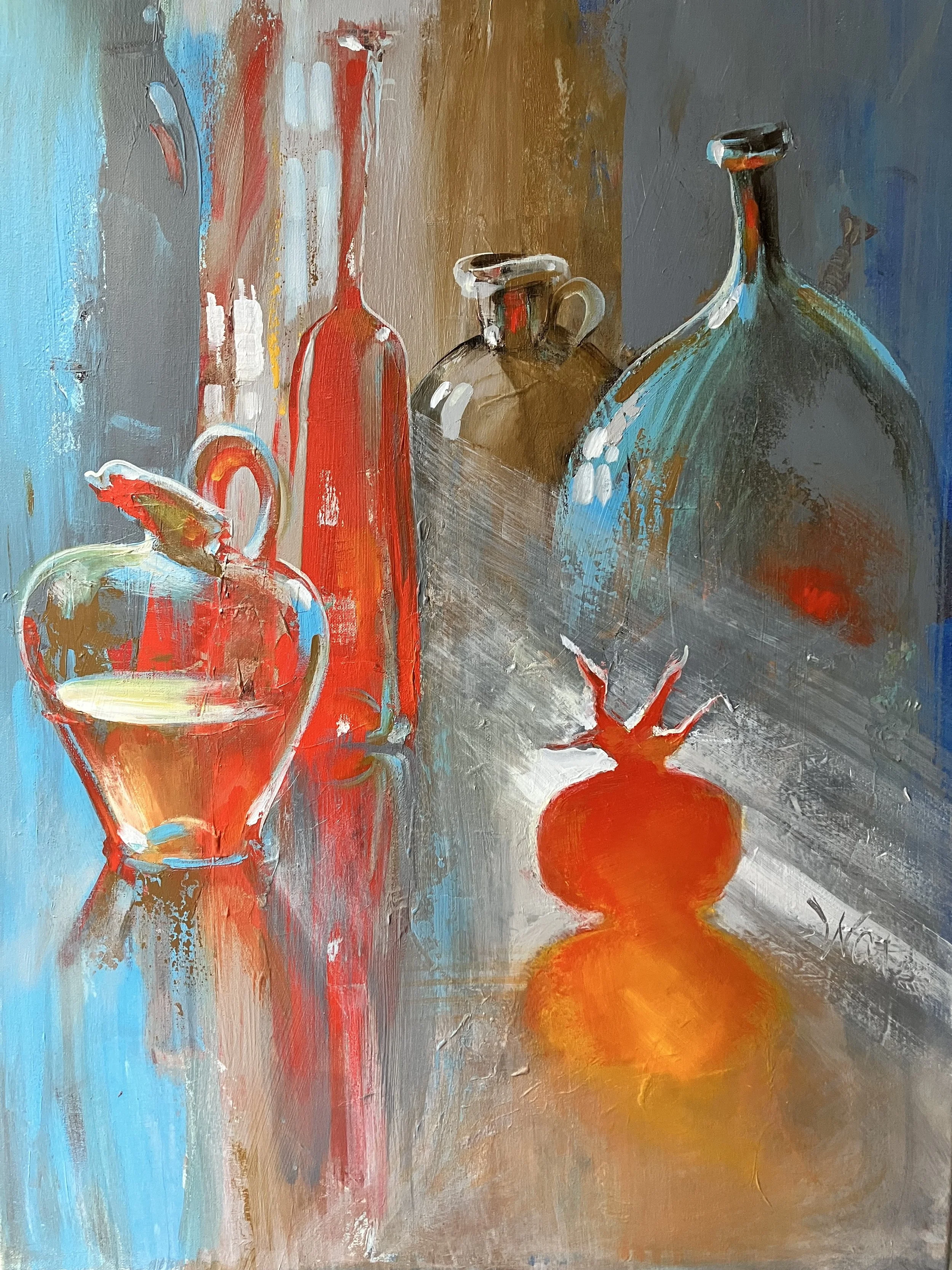 Et abstrakt maleri af farvede flasker og en græskar på et bord.