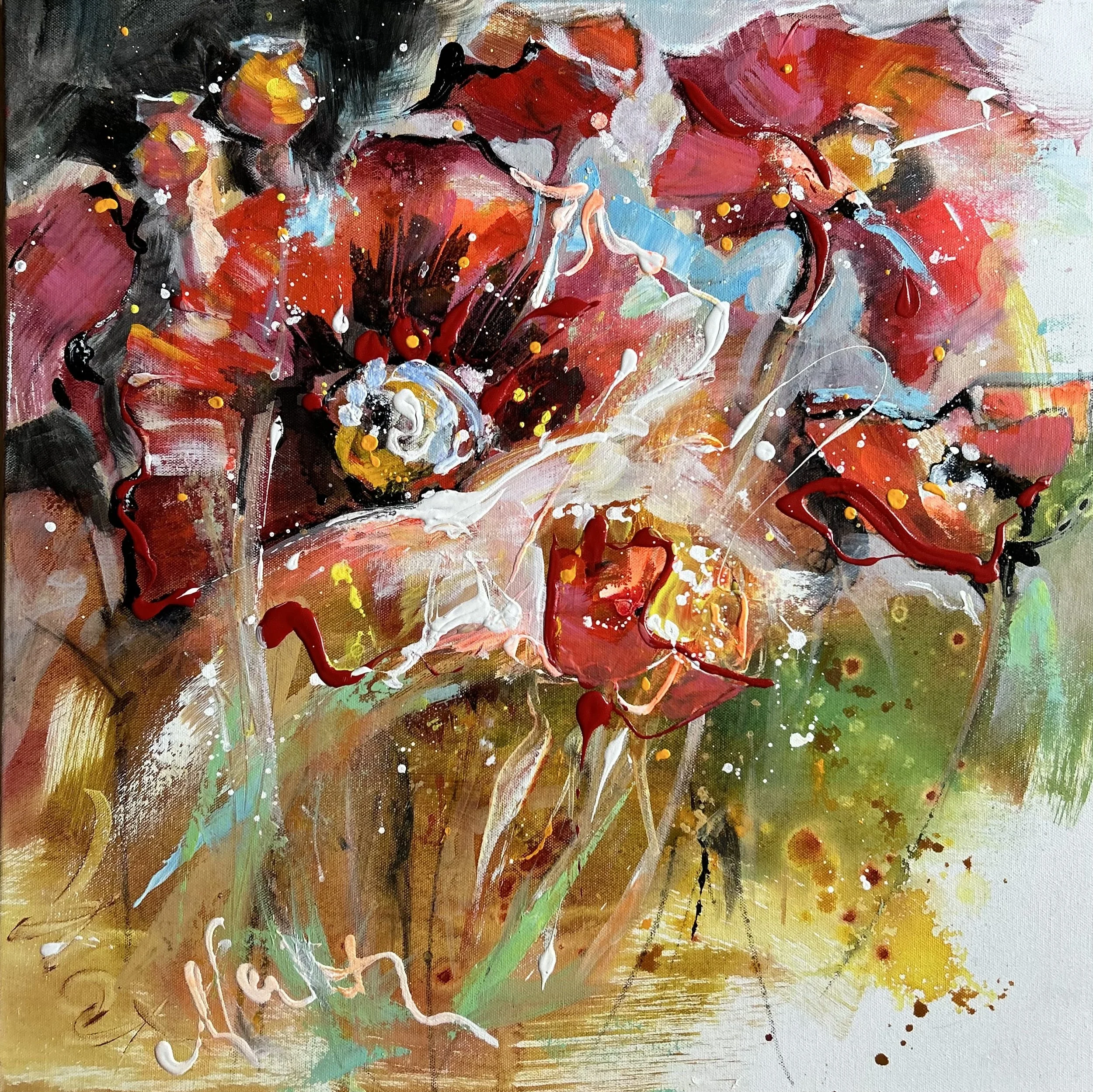 Abstrakt maleri med røde, gule, hvide og sorte farver, der skaber en blomsterlignende form.