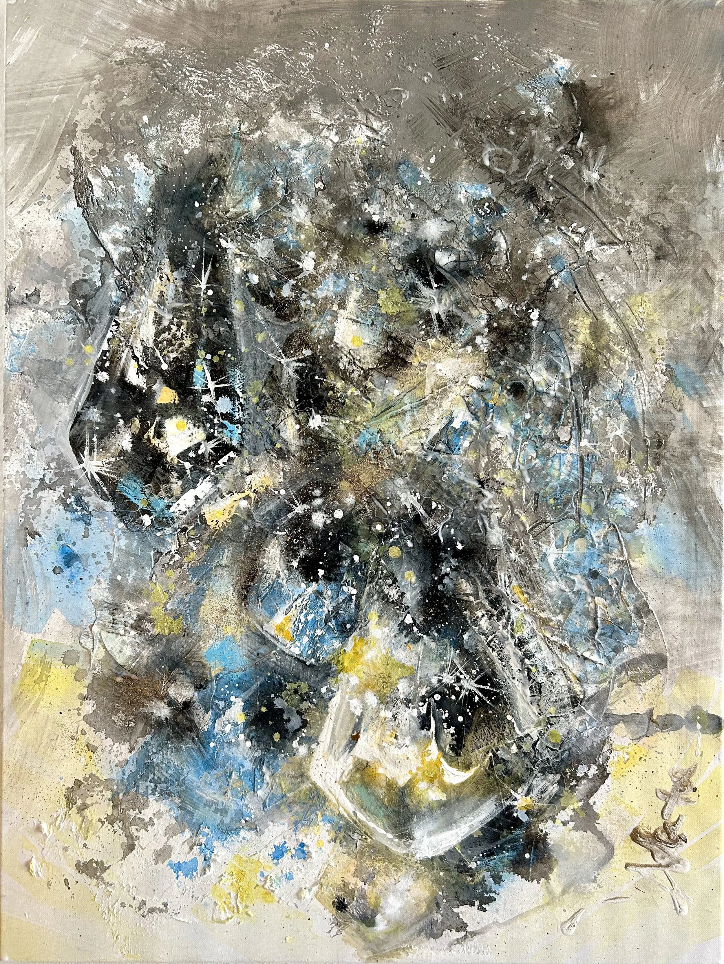 Et abstrakt maleri med bunde i grå og beige nuancer, med områder af sort, blå, hvid og gule prikker og streger.