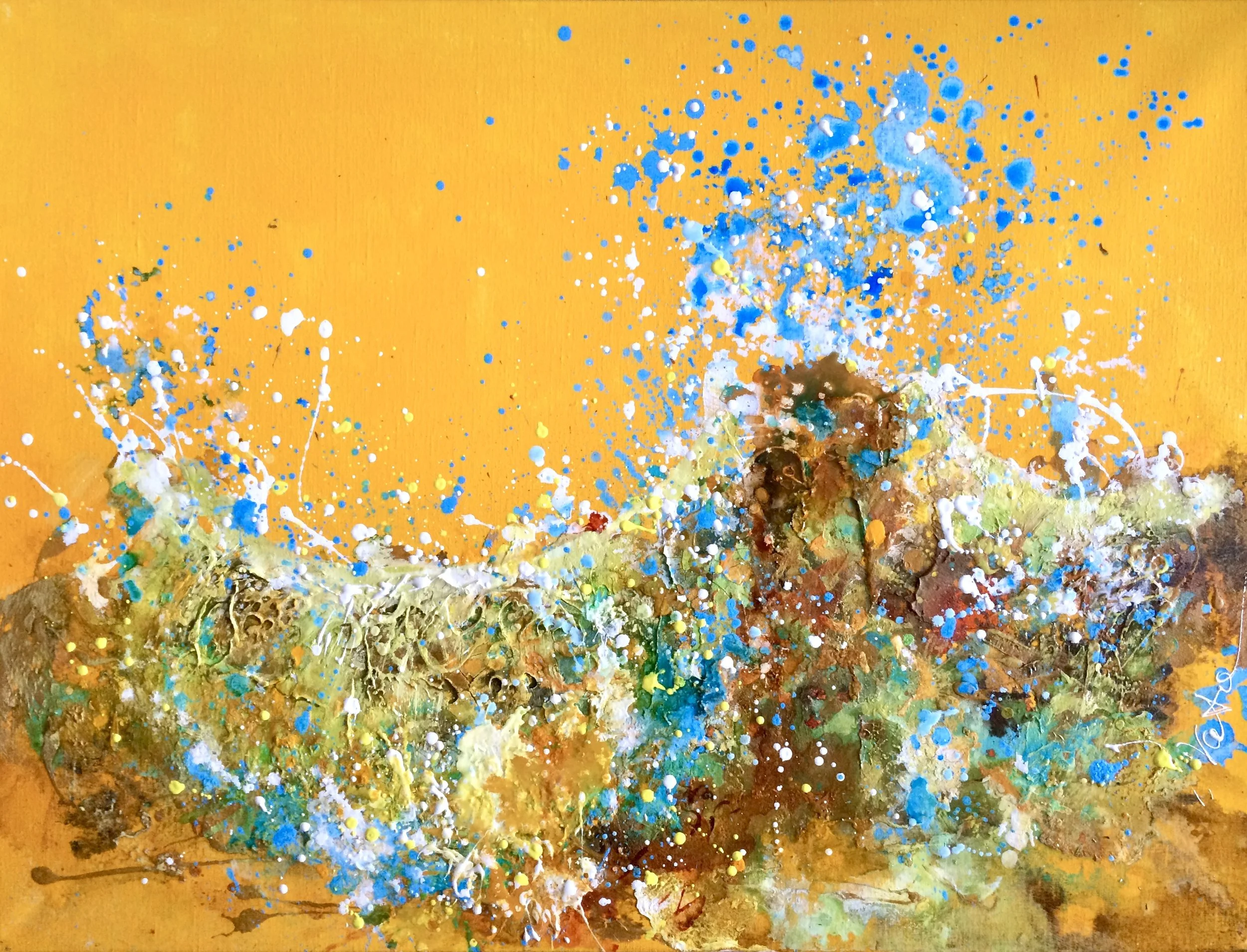 Et abstrakt maleri med gule, grønne, blå, hvide, og brune malingsprøjt og teksturer på en orange baggrund.