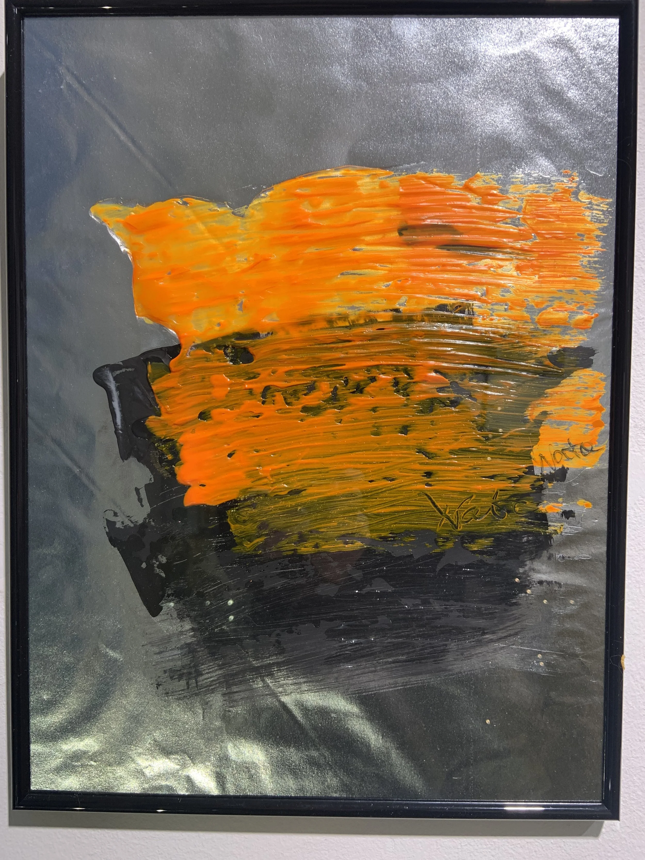 Abstrakt maleri med sorte, orange, gule og grå farver på en lærred.