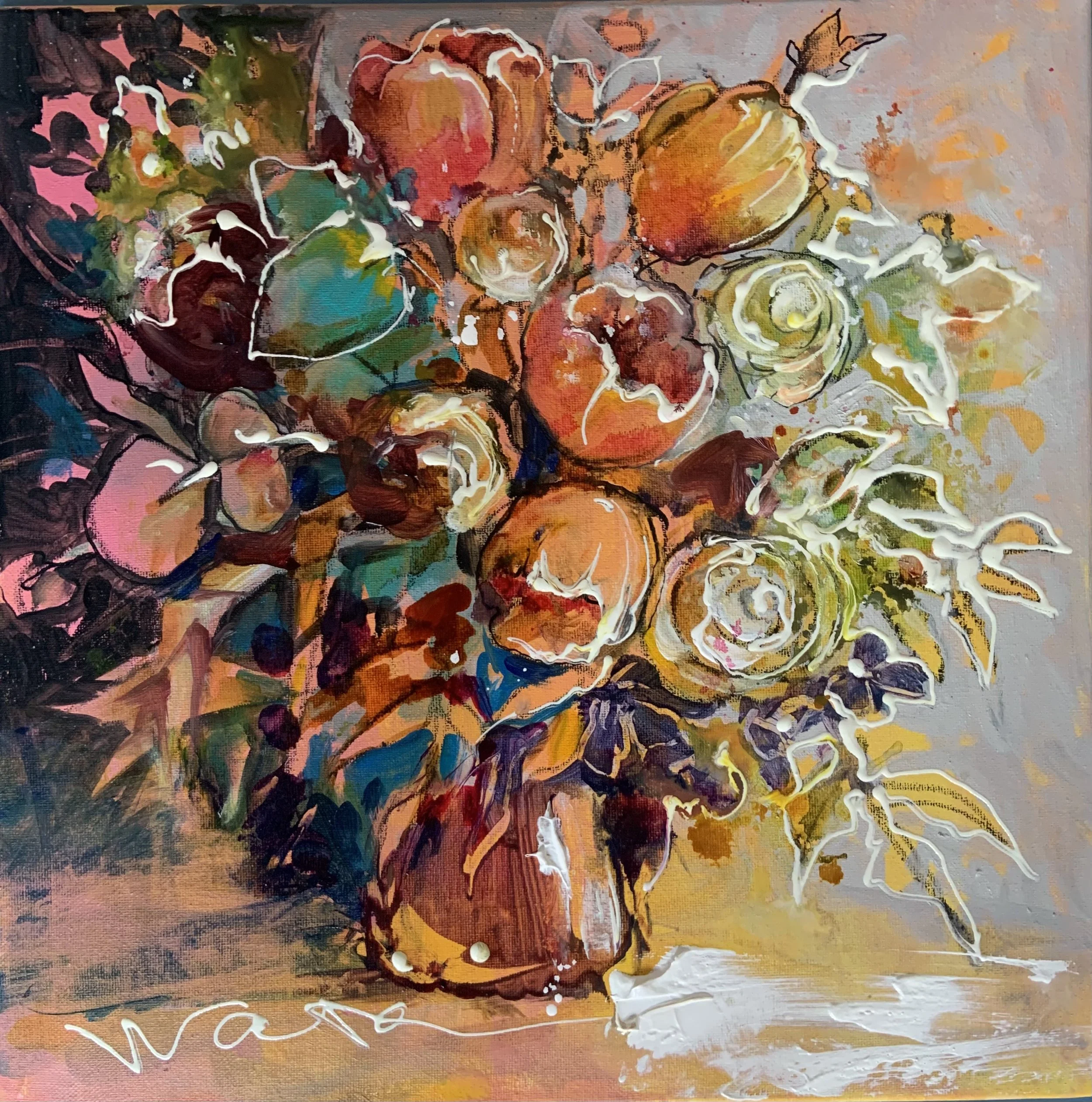 Abstrakt maleri af en blomsterbouquet med varme farver som orange, rød og gul, med hvide og grønne blade, i en vase på et bord.