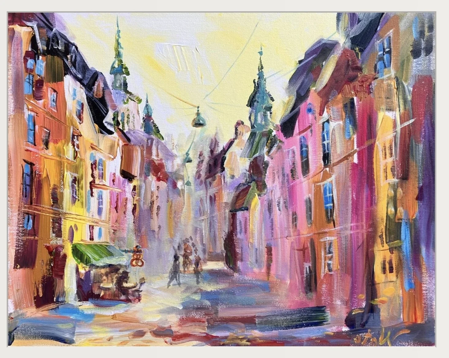 Farverig gadegade med høje bygninger, turkise kirkespirer og ophængte lys, malet i en impressionistisk stil.