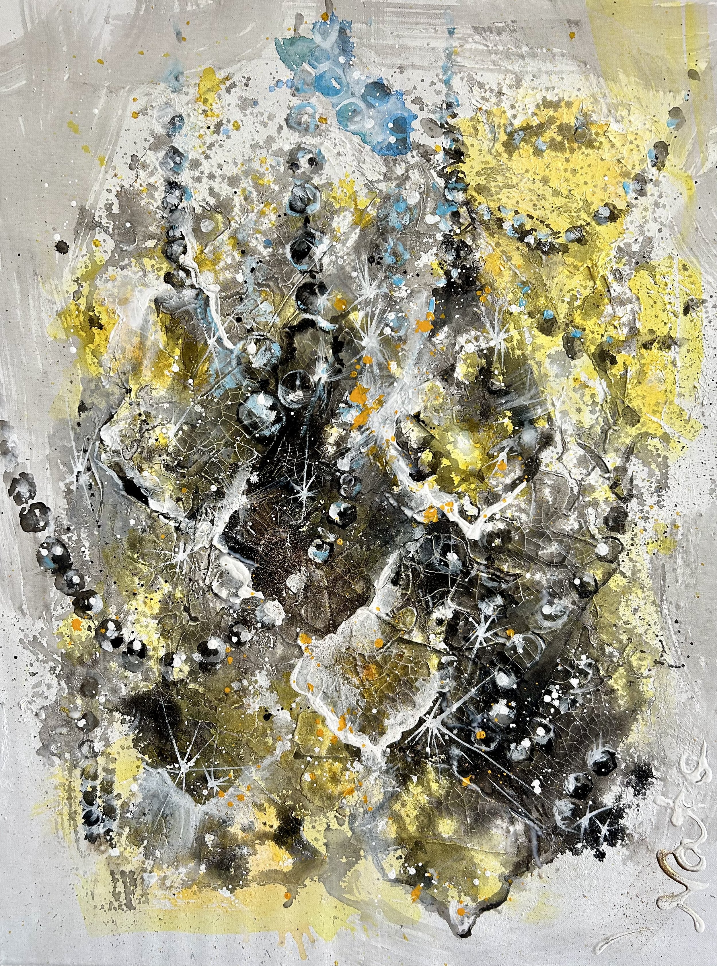 Abstrakt maleri med sorte, hvide, grå, blå, gule og orange farver i en tilfældig, pulserende komposition.