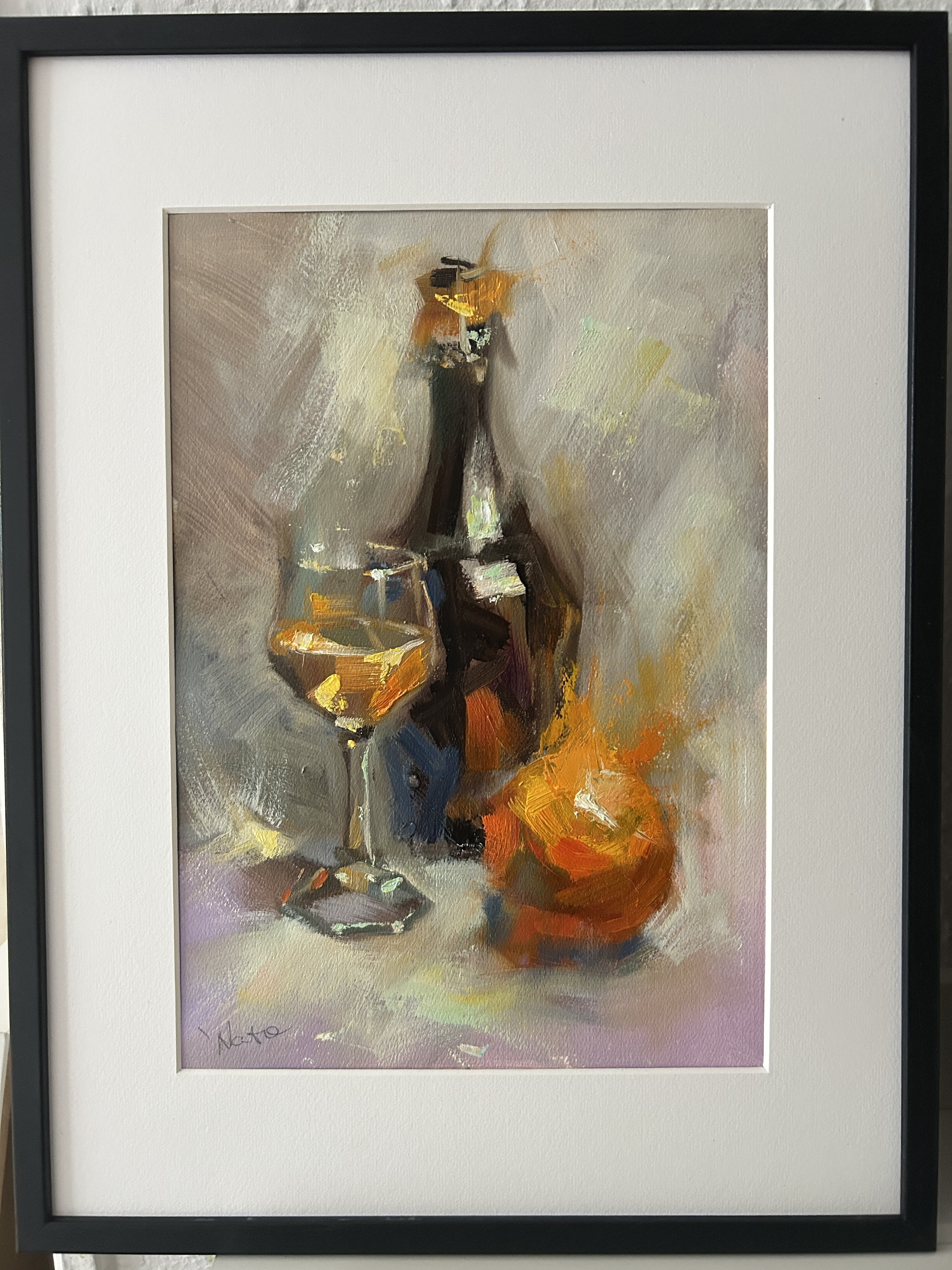 Et maleri af en vinglas, en flaske og en appelsin, udført i en impressionistisk stil med løse penselstrøg.