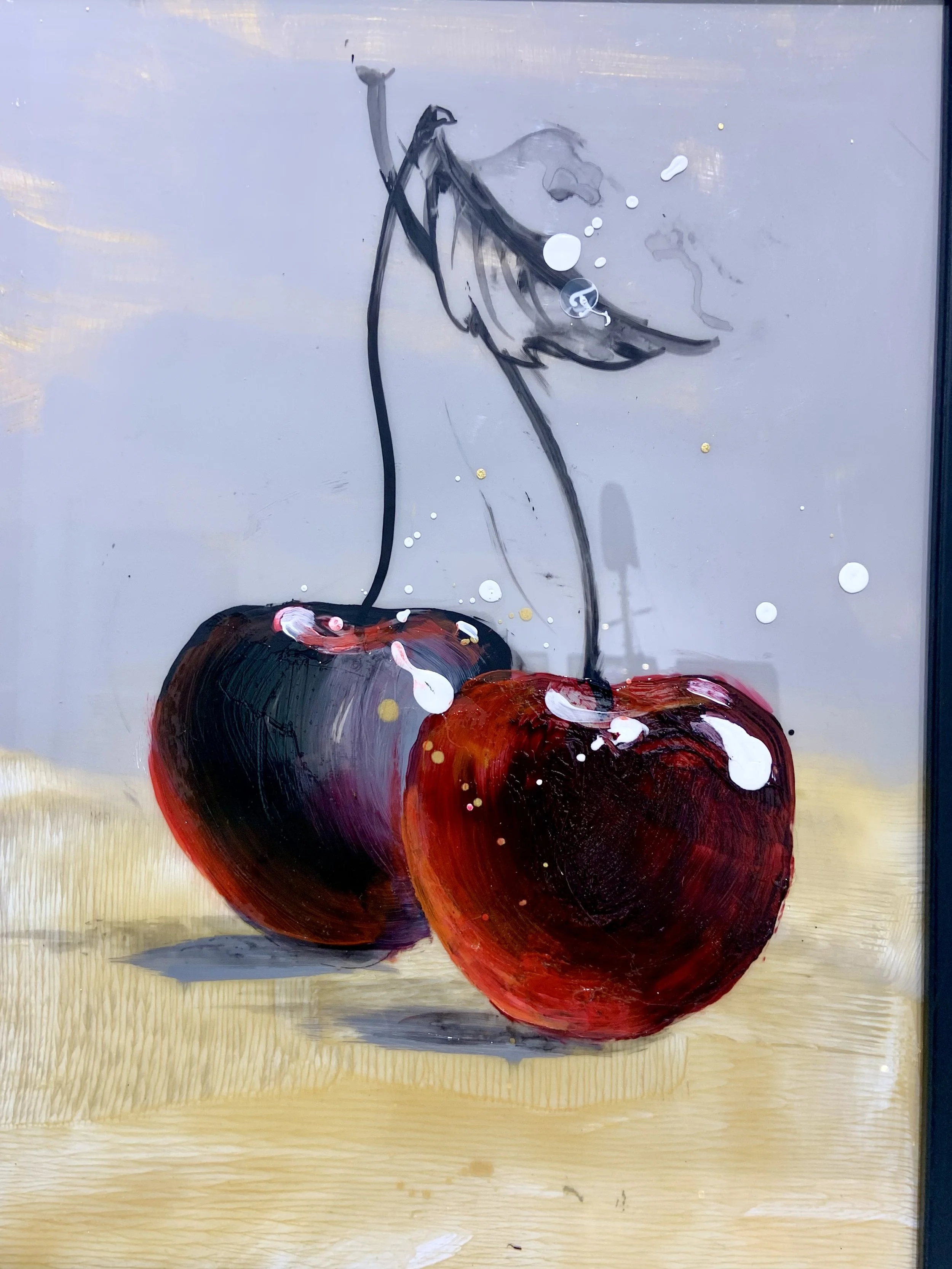 Tegning af to kirsebær med en skitse af et ansigt i baggrunden