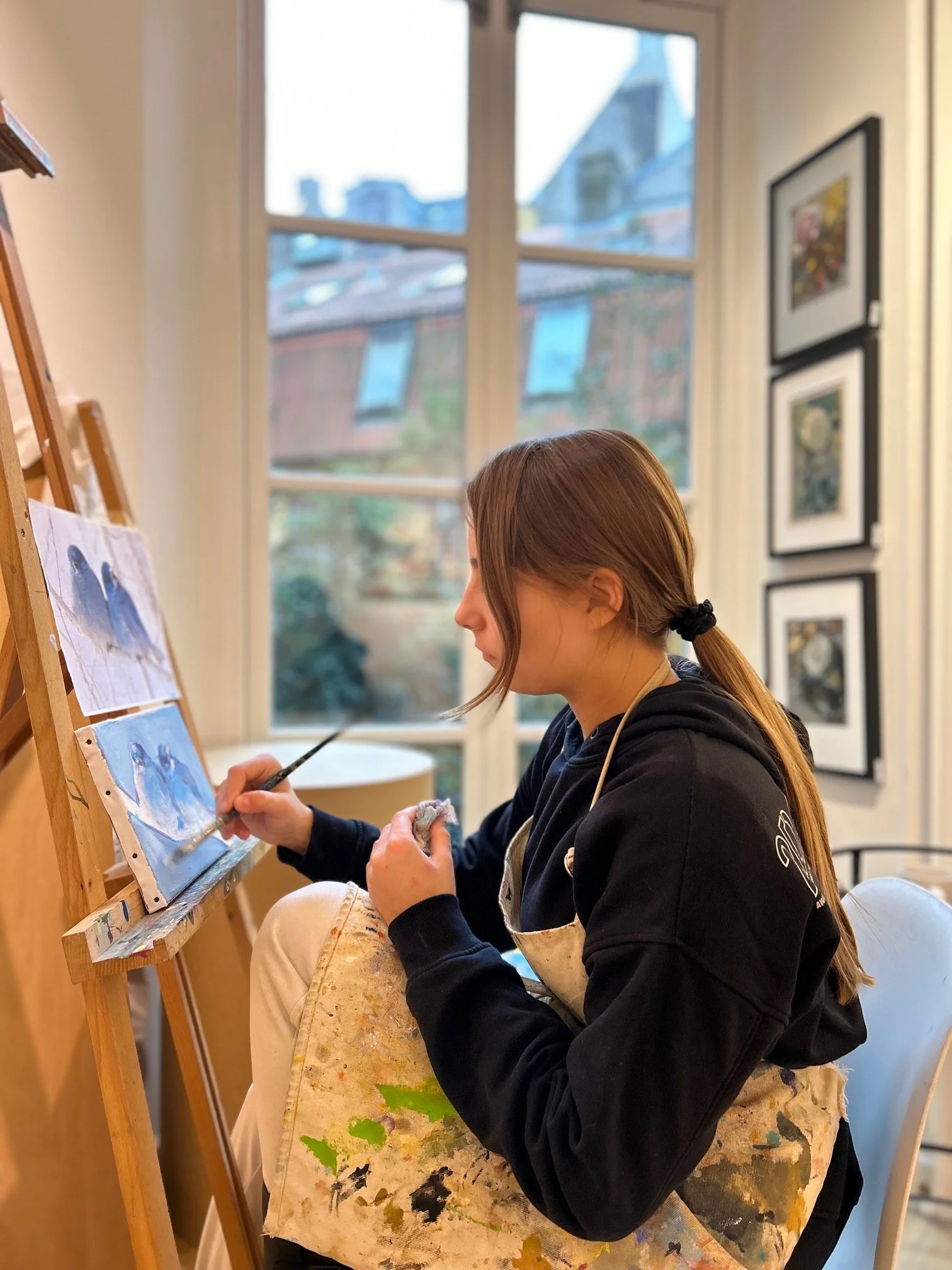 One of the students painting on a canvas at Nata Watts Art Studio. 
Drawing & painting courses where we learn topics such as proportion, form, tone, volume, light, and shadow. Step by step for beginners and all levels. 