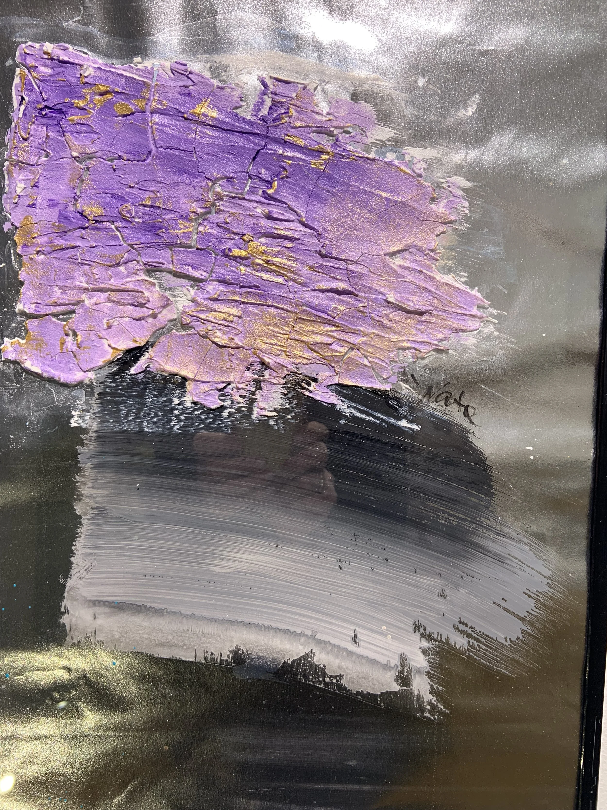 Et abstrakt maleri med lilla, guld og sølv akryl folie på metal overflade.