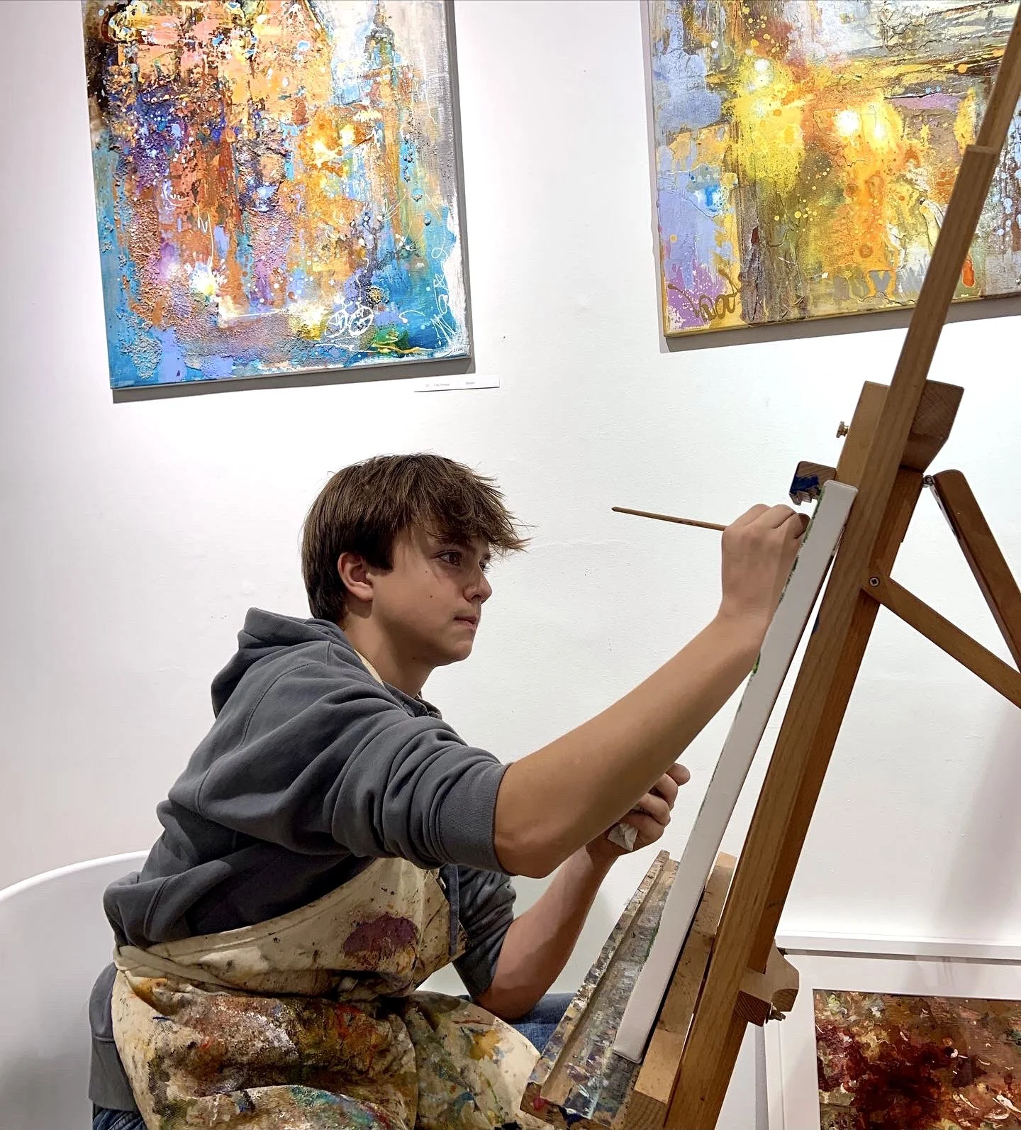 One of the students painting on a canvas in Nata Watts art gallery.
Drawing & painting courses where we learn topics such as proportion, form, tone, volume, light, and shadow. Step by step for beginners and all levels. 