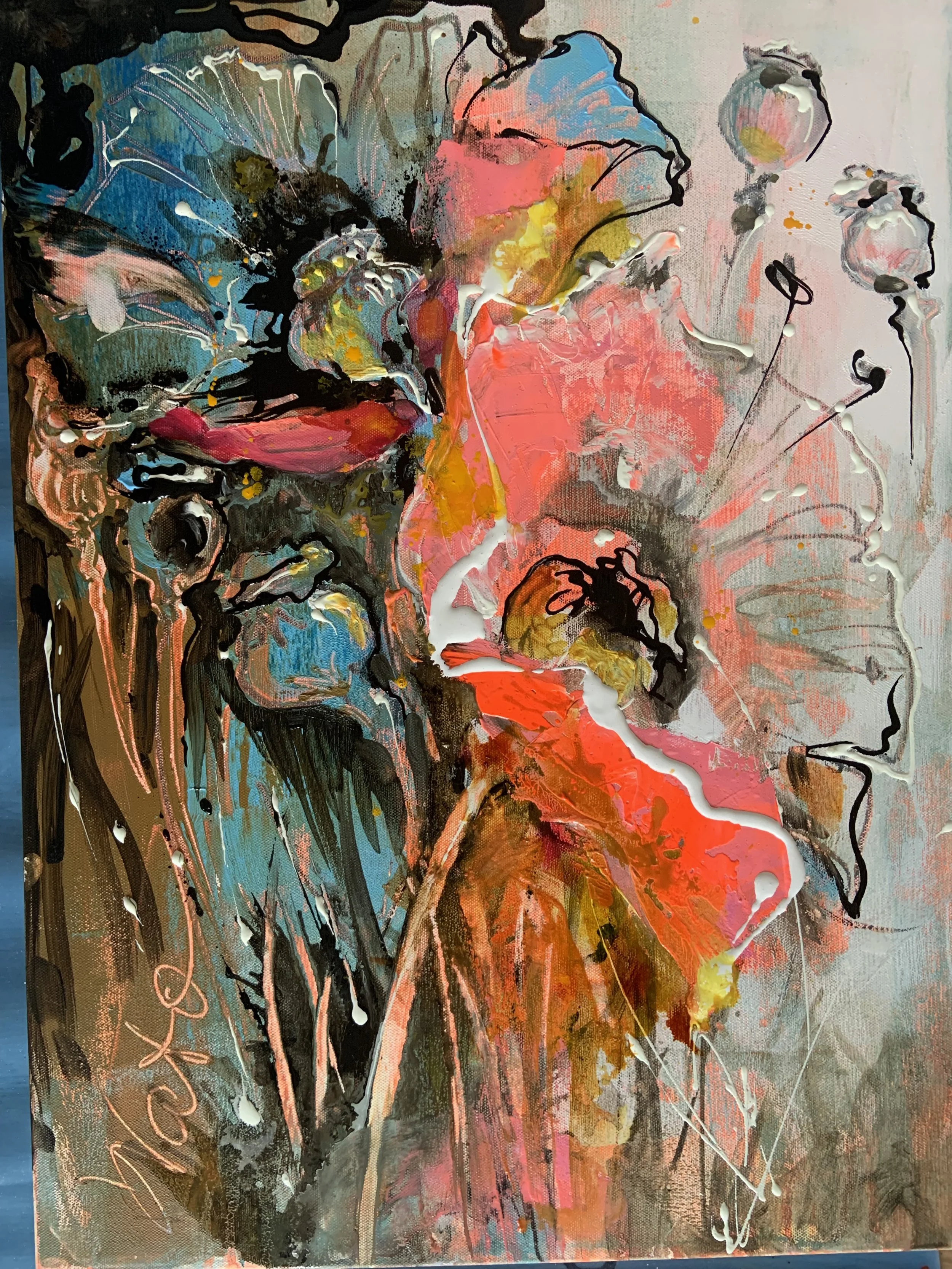 Abstrakt maleri med blomster og ansigtsprofiler i lyse pastelfarver, sorte linjer og breder, der skaber en overdådig og fantasifuld komposition.