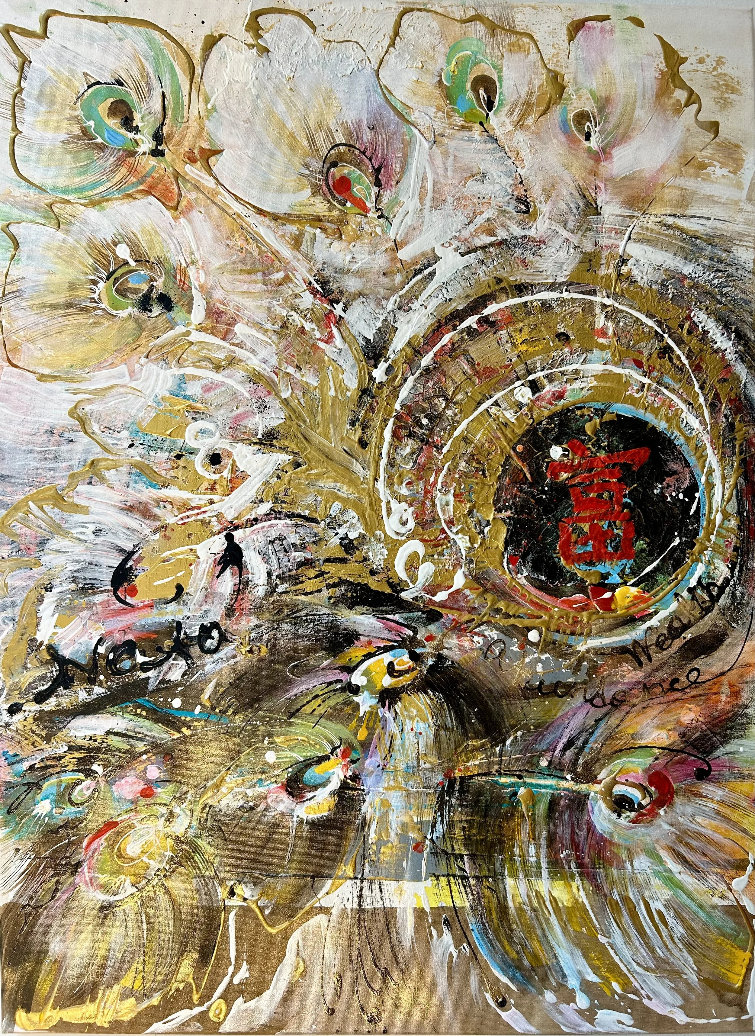 Abstrakt maleri med gyldne, hvide, sorte, røde, blå og grønne farver. Cirkel- og linjemønstre, nogle med peacock fjerliknende detaljer, og tekst på lærredet.