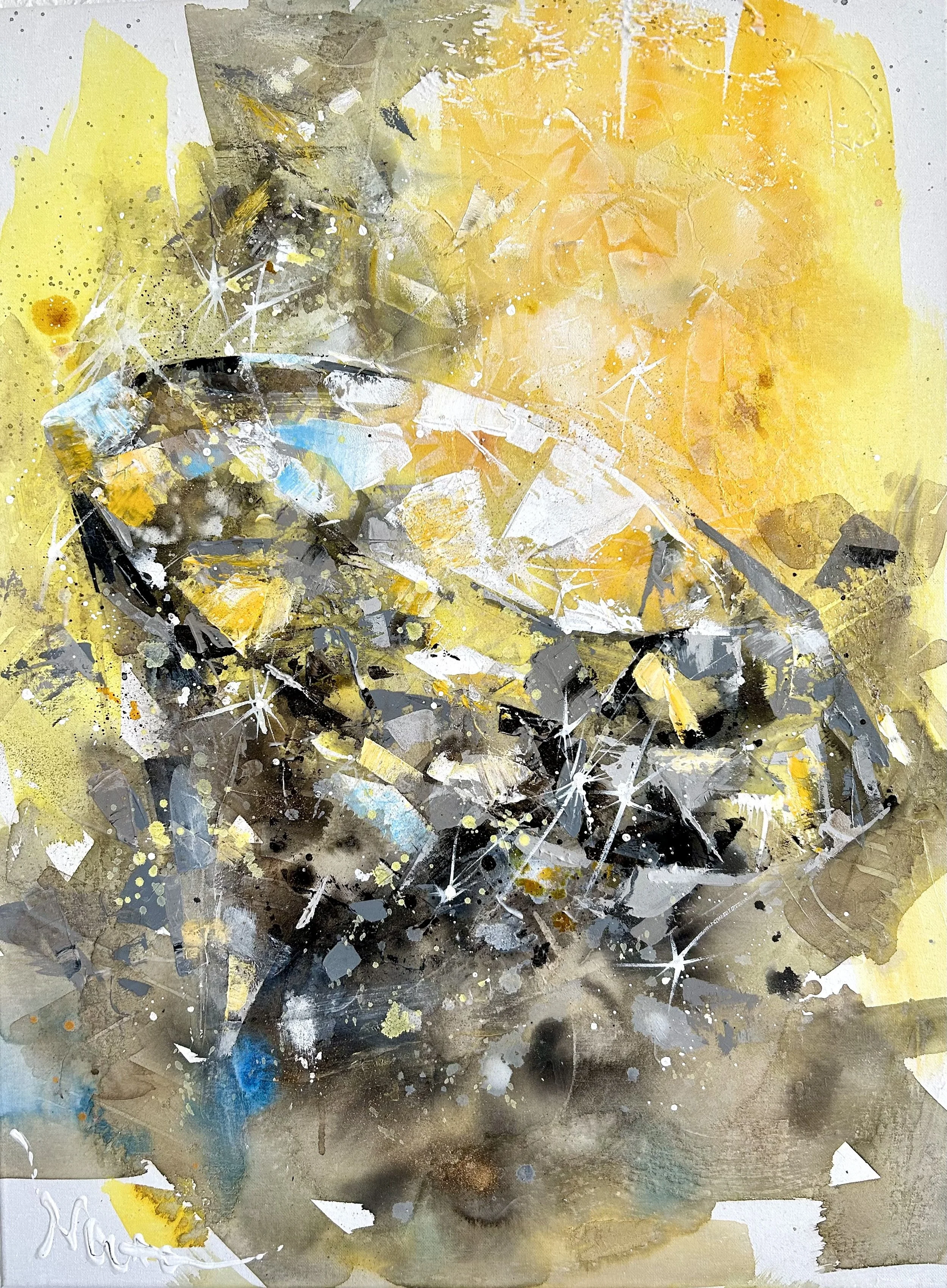 Abstrakt kunstværk med kombination af gule, grå, sorte og hvide farver, sprøjt og stregtegning, der skildrer et ansigtslignende motiv.